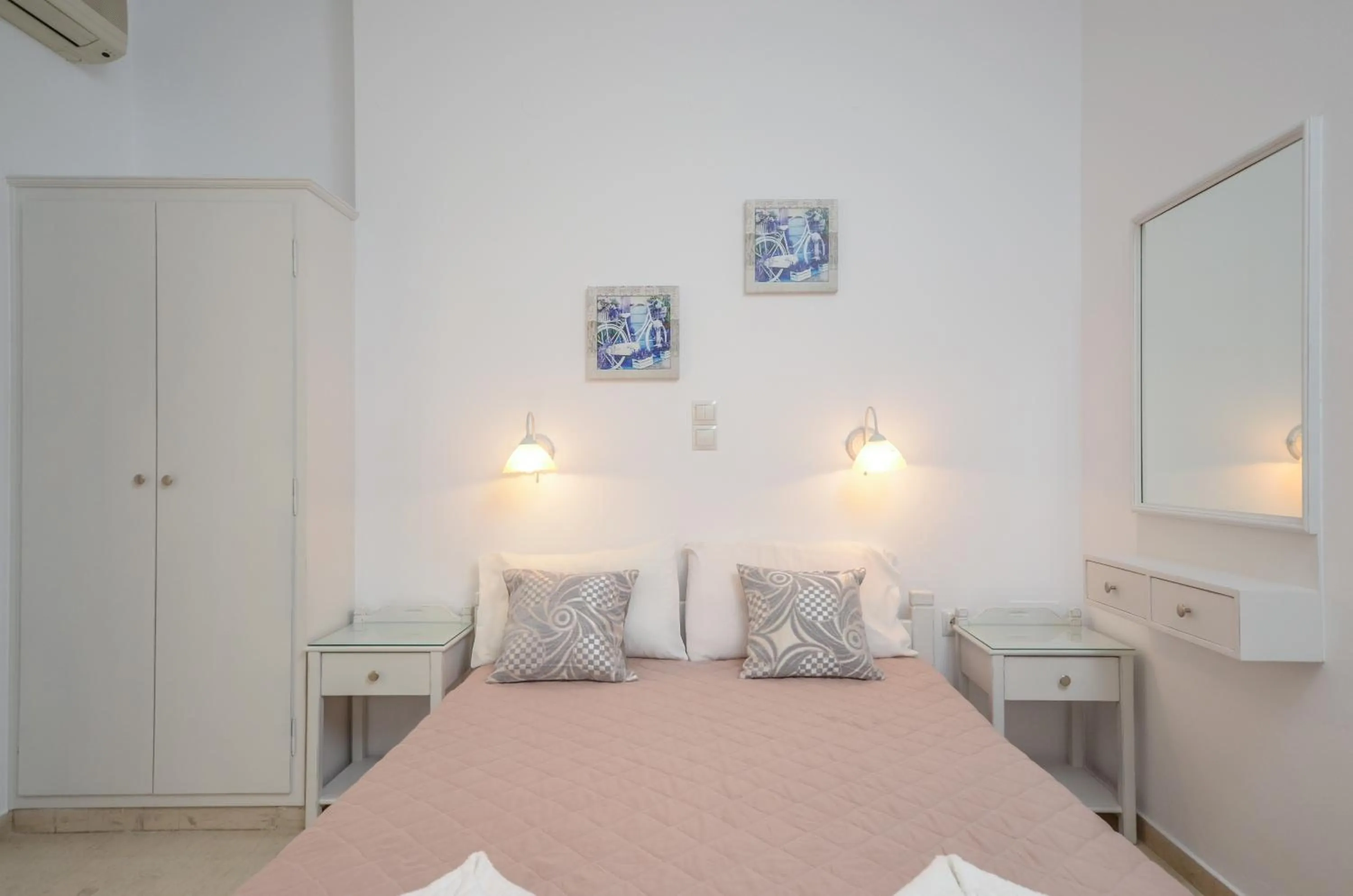 Bedroom, Bed in Golden Beach Studios Down Town