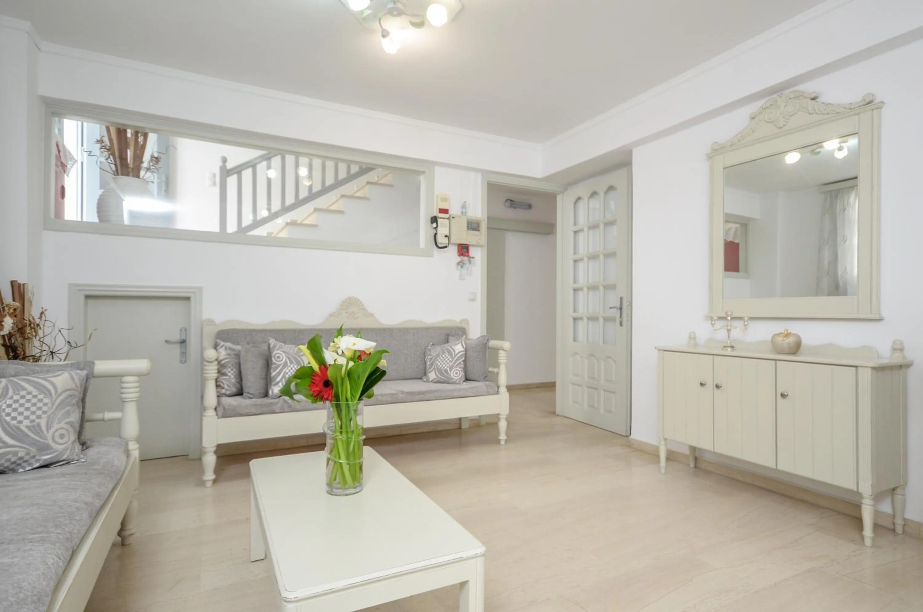 Communal lounge/ TV room in Golden Beach Studios Down Town