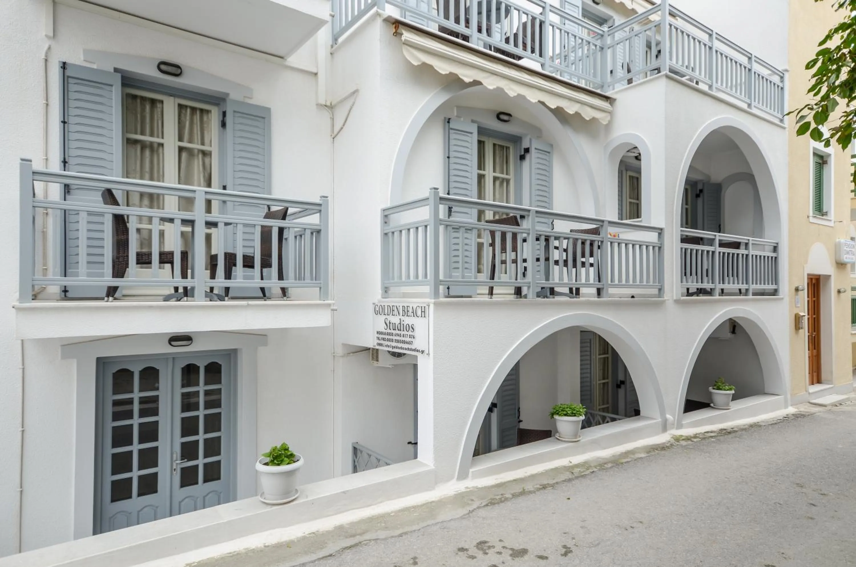 Facade/entrance in Golden Beach Studios Down Town