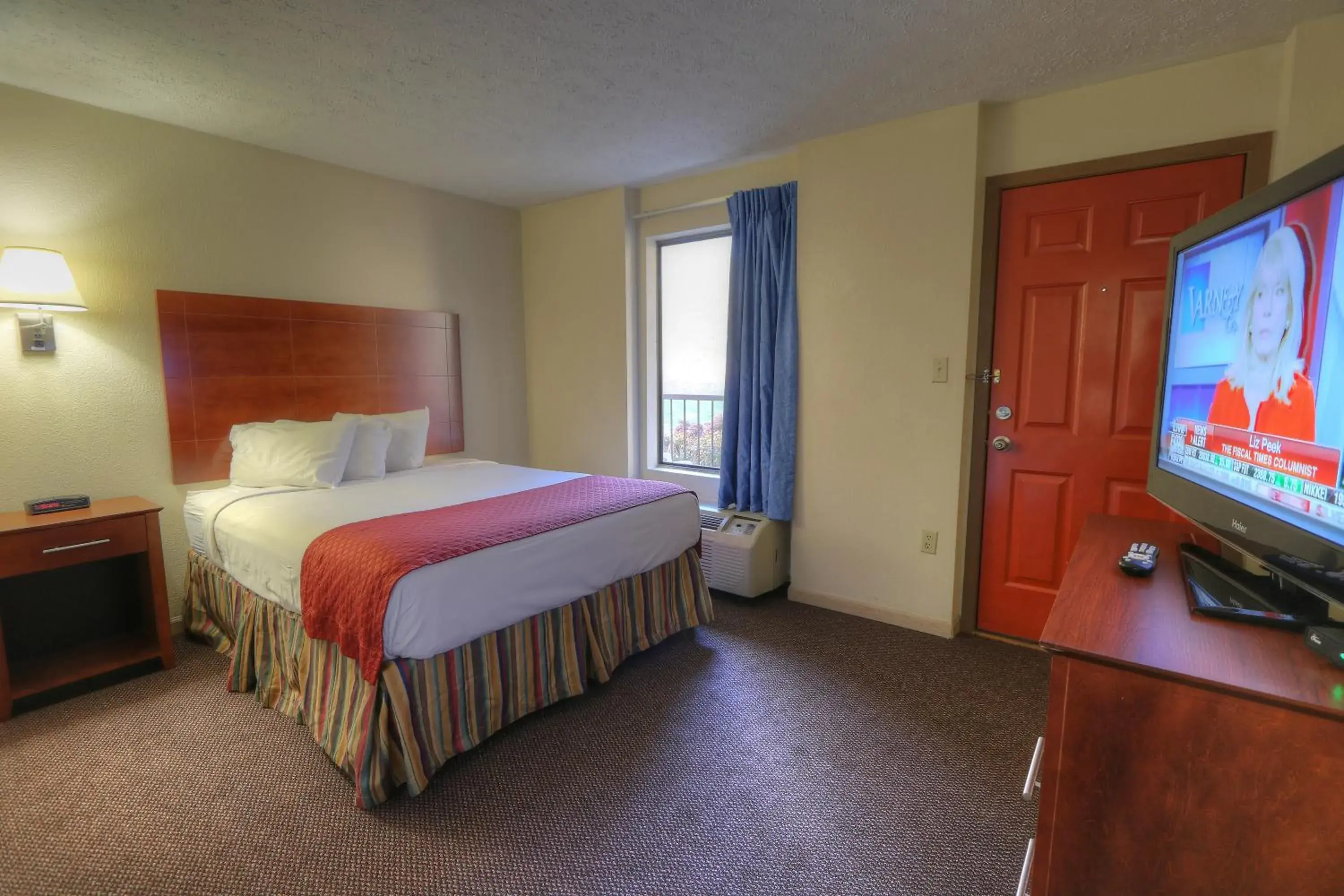TV and multimedia, Bed in Days Inn By Wyndham Pigeon Forge South TV and multimedia, Bed in Days Inn By Wyndham Pigeon Forge South