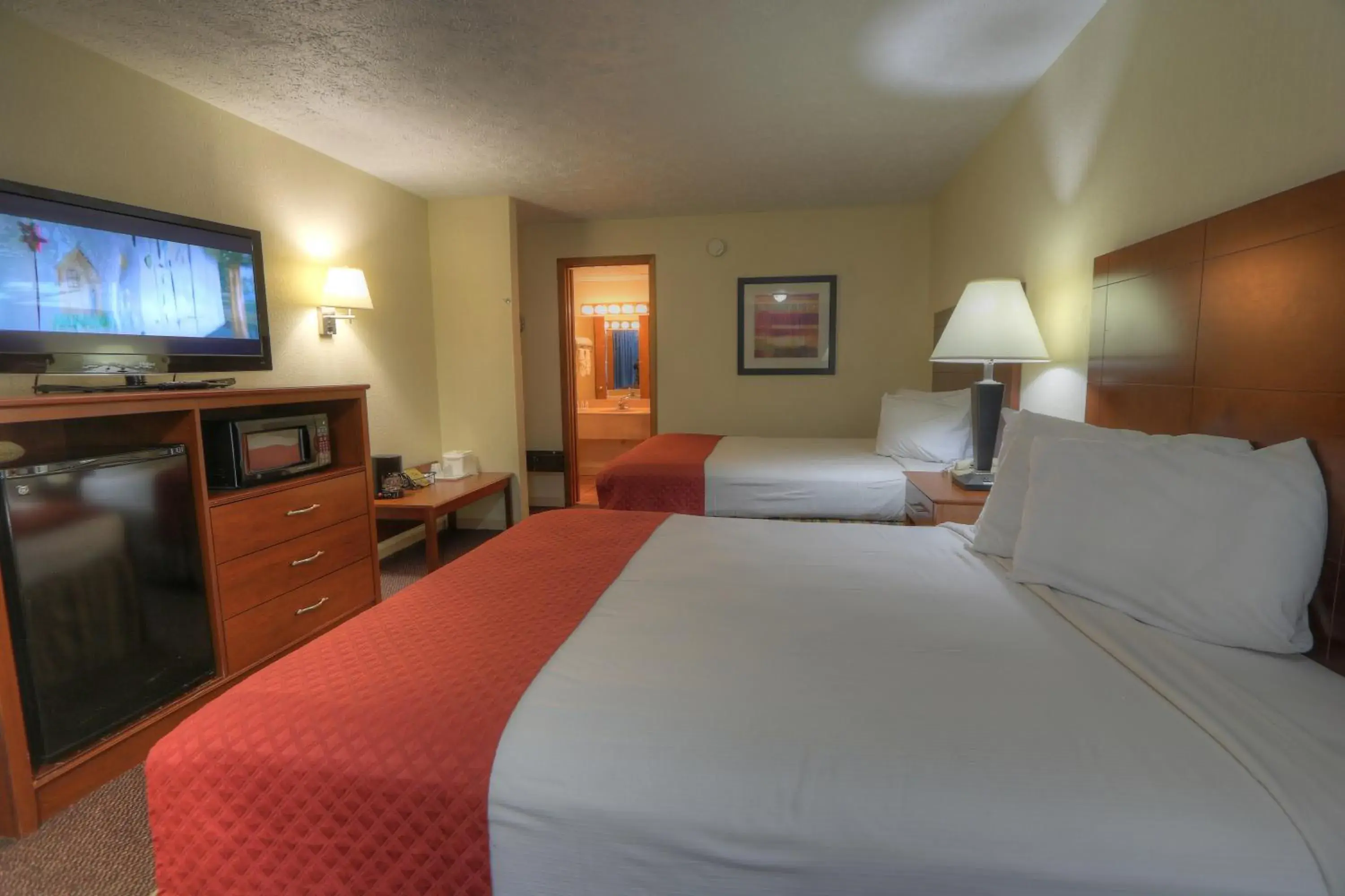 TV and multimedia, Bed in Days Inn By Wyndham Pigeon Forge South TV and multimedia, Bed in Days Inn By Wyndham Pigeon Forge South