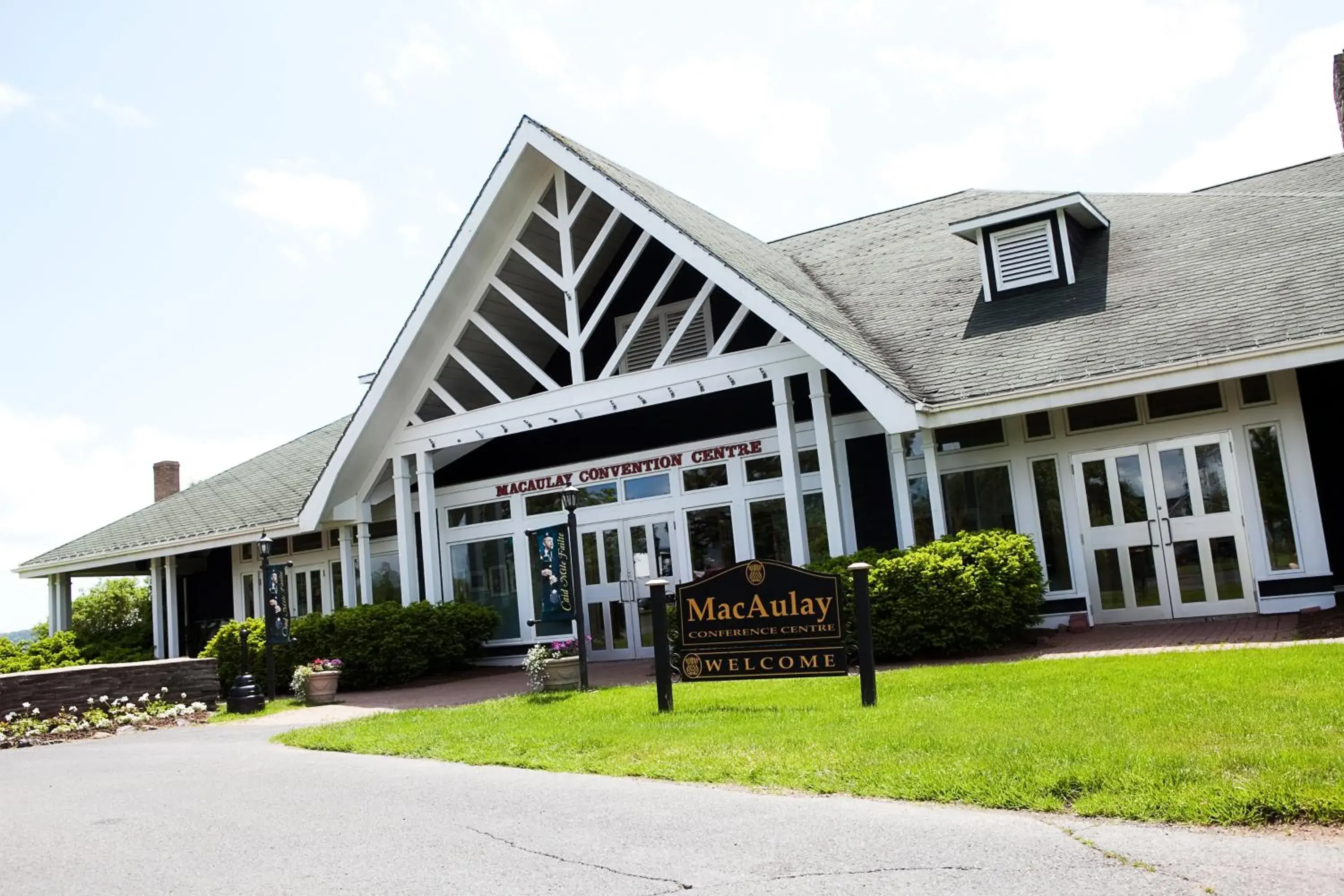 Property building in Inverary Resort Property building in Inverary Resort