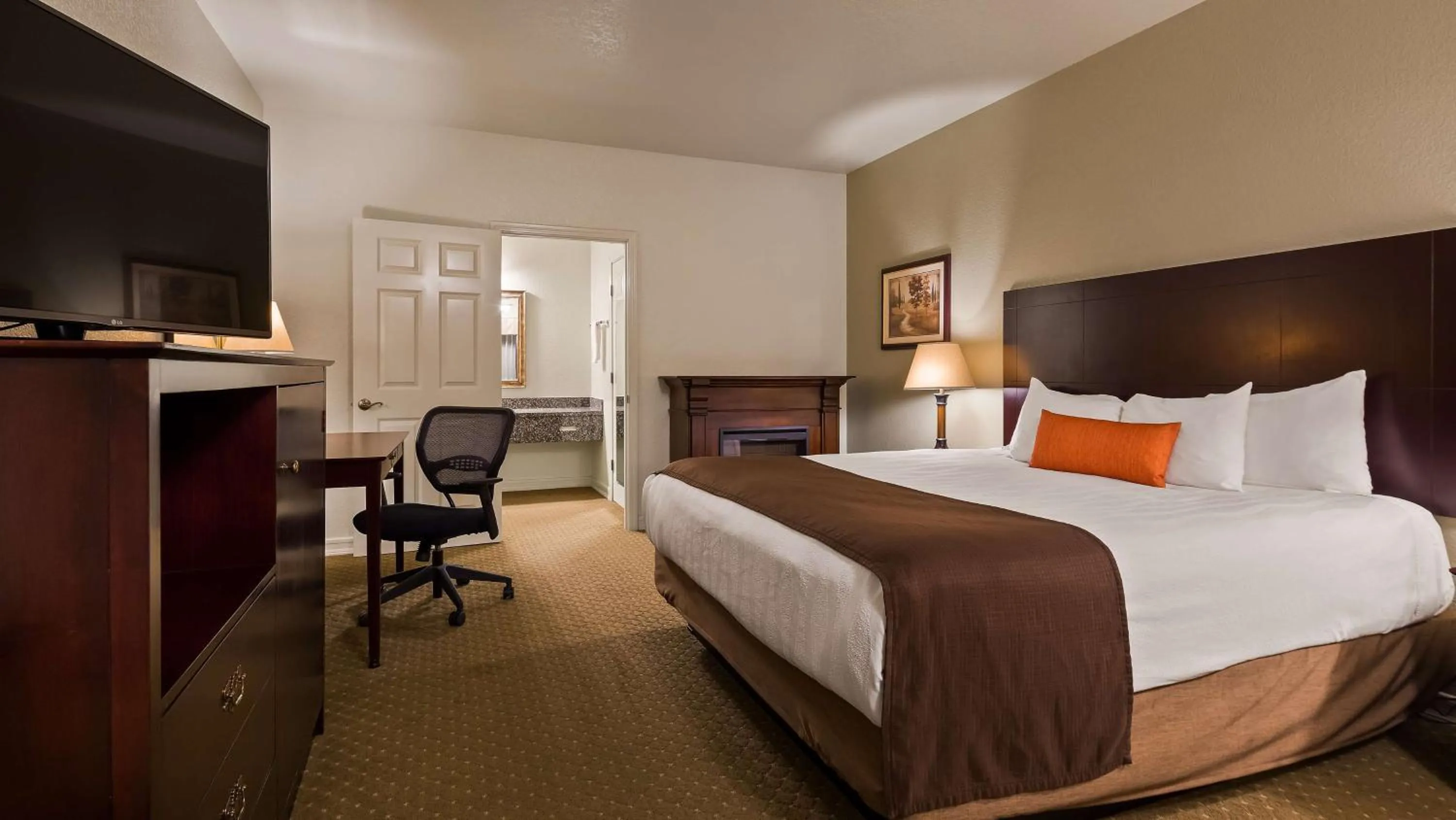 Photo of the whole room, Bed in Best Western Plus Bayshore Inn