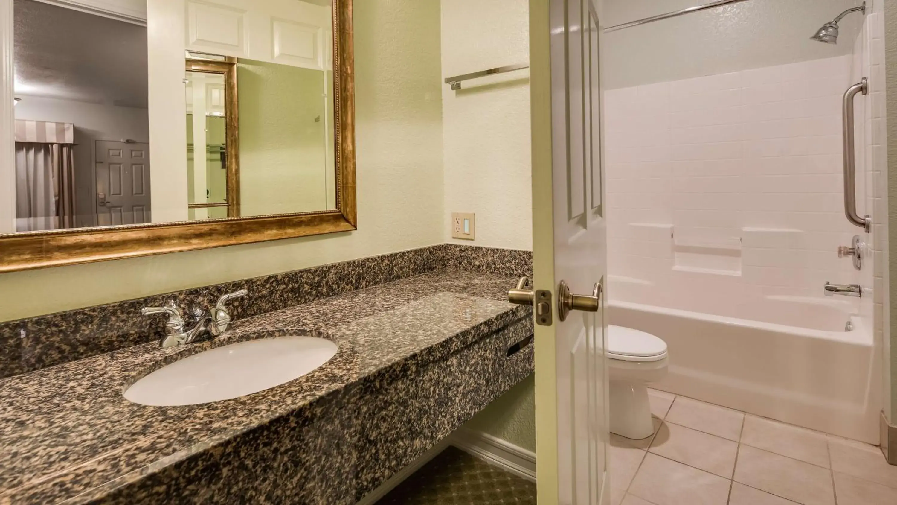 King Room with Balcony and Bay View - Whirlpool/Non-Smoking in Best Western Plus Bayshore Inn King Room with Balcony and Bay View - Whirlpool/Non-Smoking in Best Western Plus Bayshore Inn