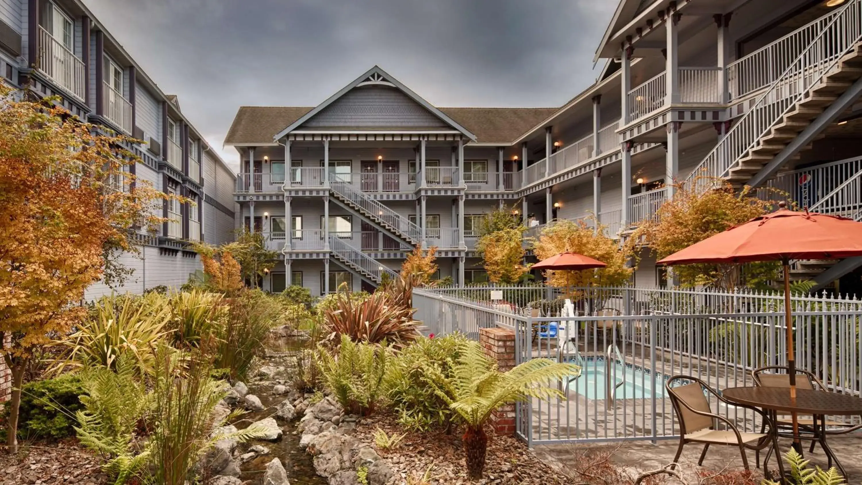 Property building in Best Western Plus Bayshore Inn Property building in Best Western Plus Bayshore Inn