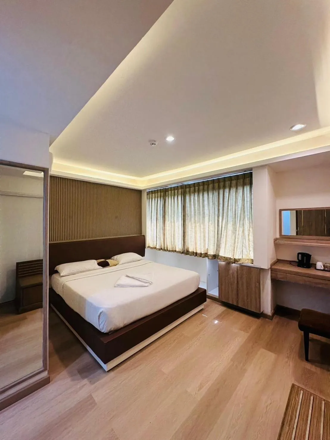 Bed in Royal Garden Home Hotel