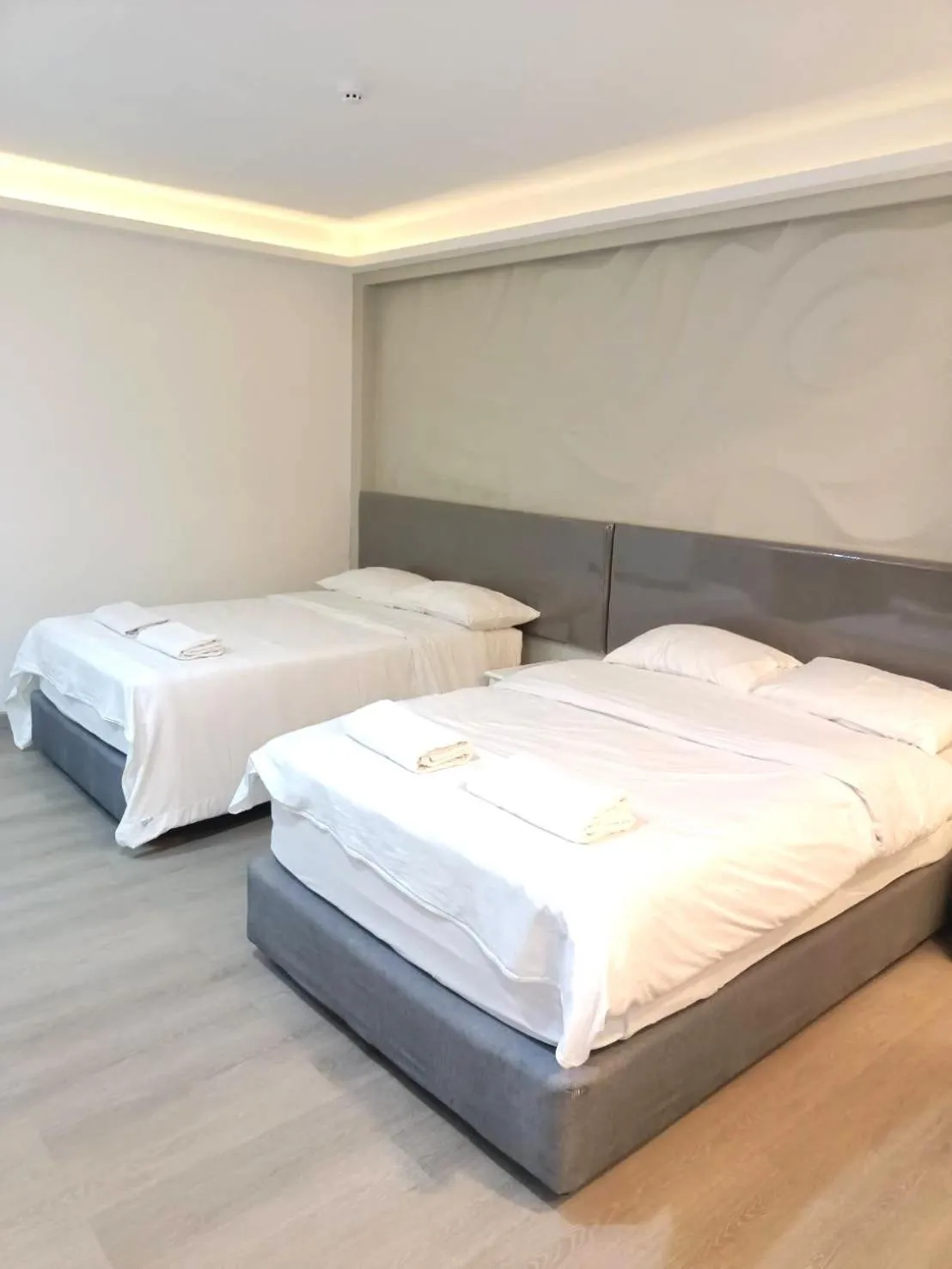 Bed in Royal Garden Home Hotel