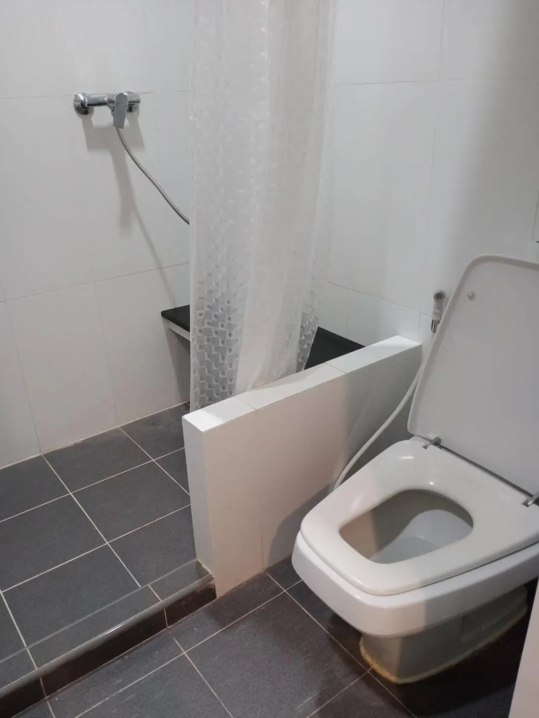 Toilet in Royal Garden Home Hotel