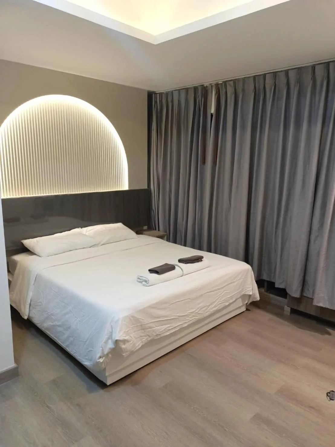 Bedroom, Bed in Royal Garden Home Hotel