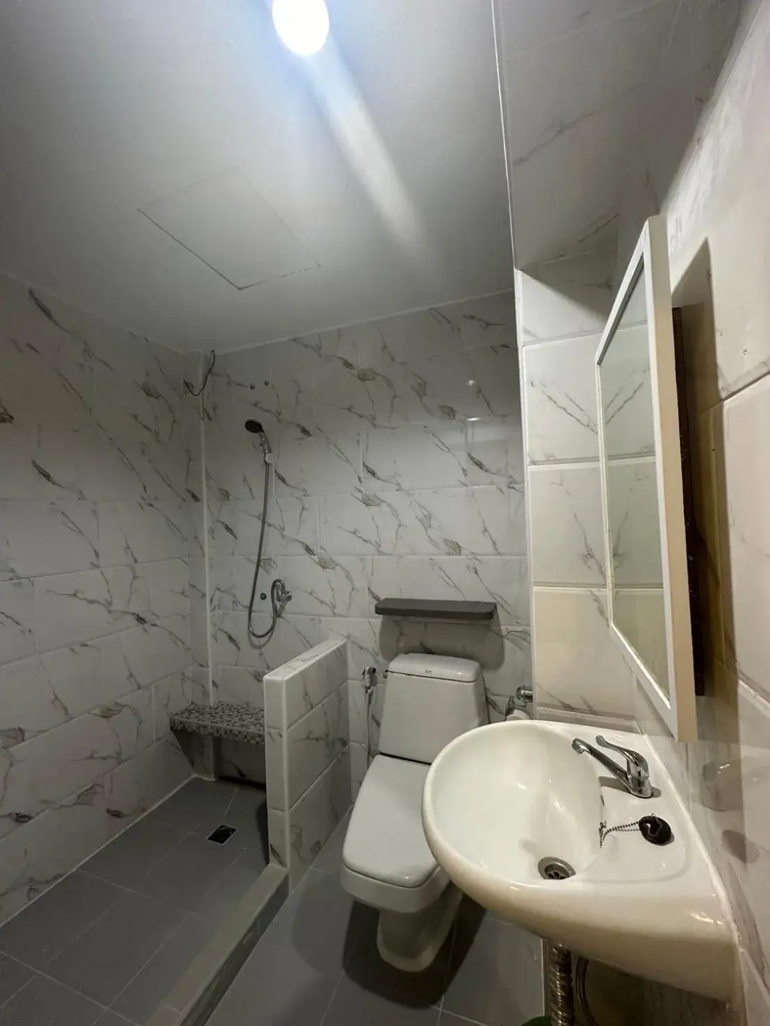 Standard Single Room in Royal Garden Home Hotel Standard Single Room in Royal Garden Home Hotel