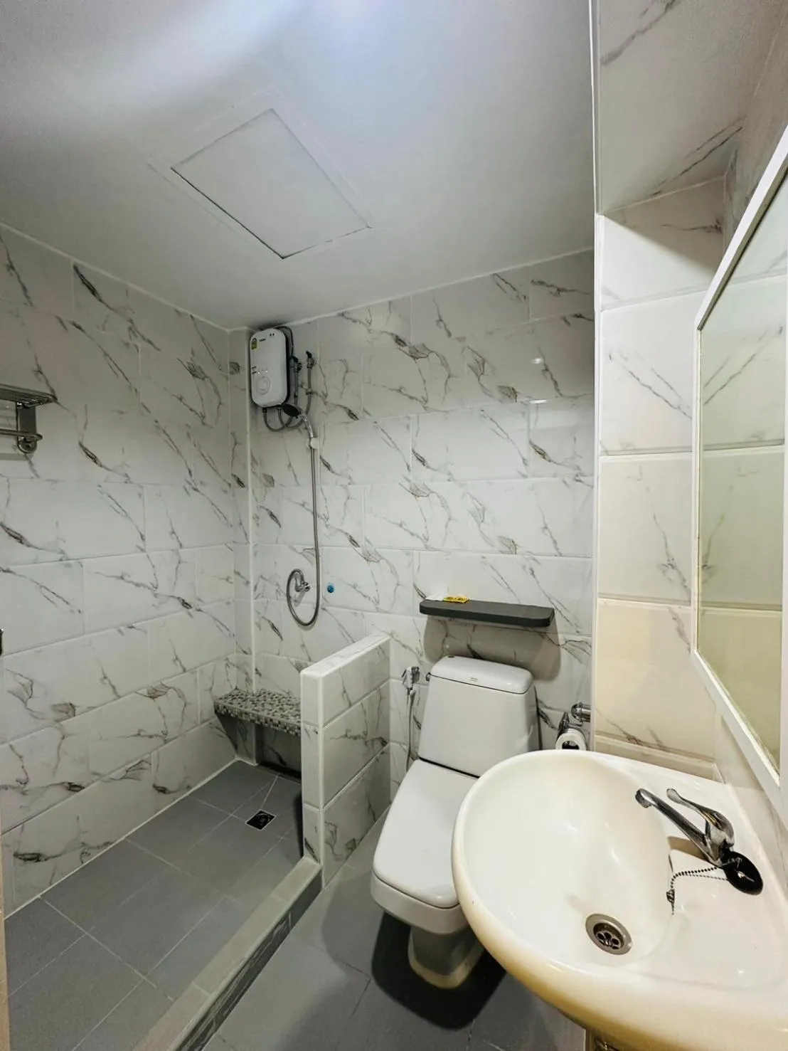 Toilet in Royal Garden Home Hotel