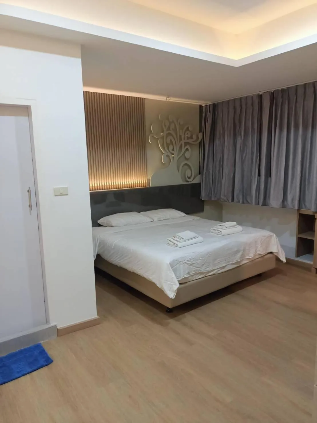 Bed in Royal Garden Home Hotel