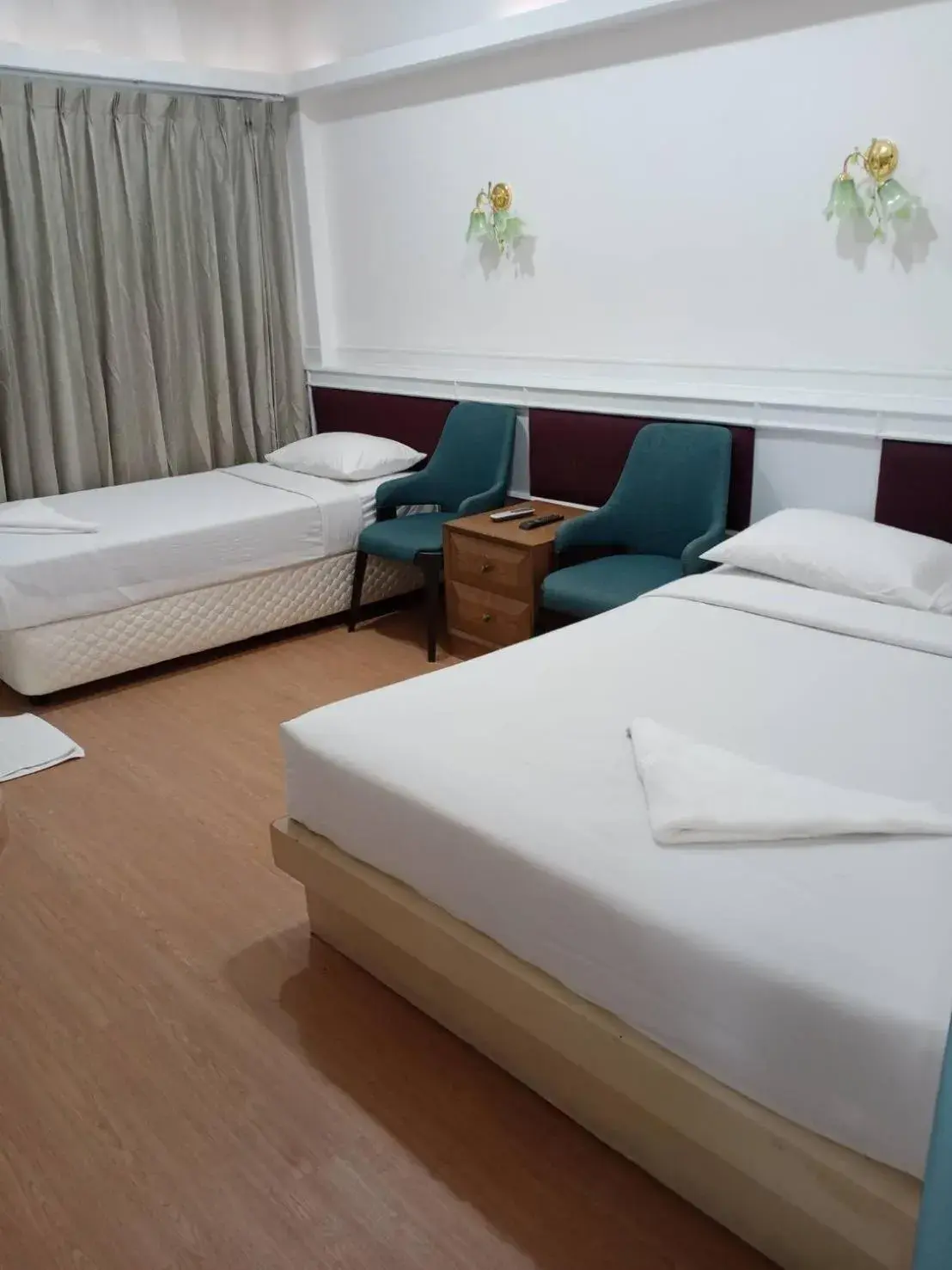 Superior Twin Room with City View in Royal Garden Home Hotel Superior Twin Room with City View in Royal Garden Home Hotel