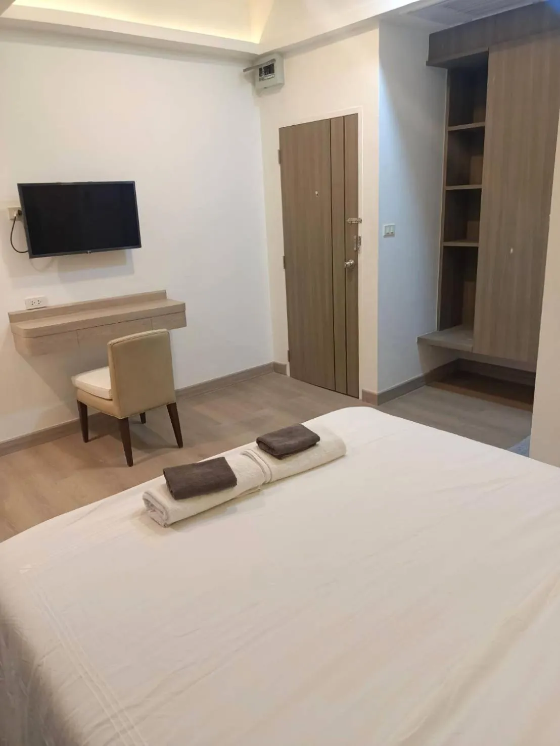 TV and multimedia, Bed in Royal Garden Home Hotel