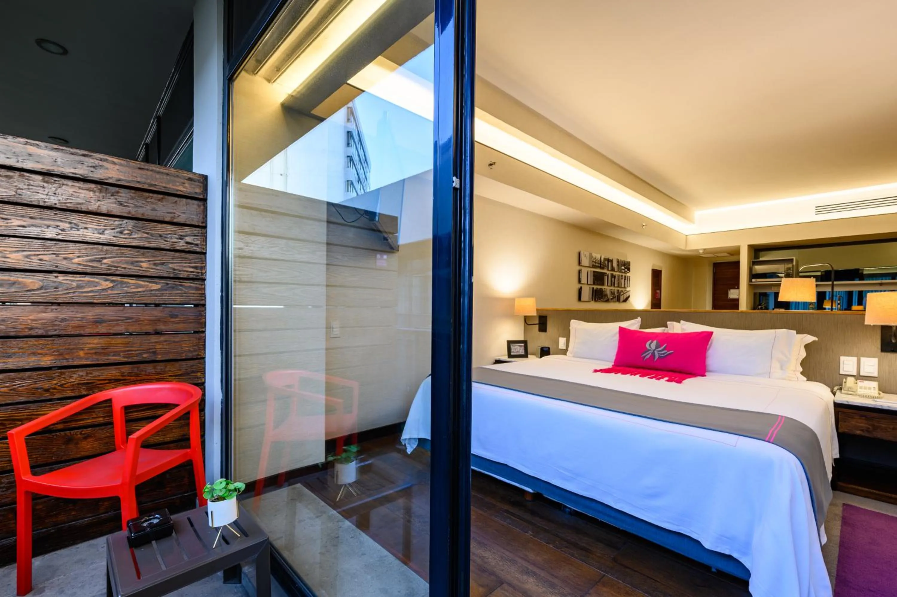 Balcony/Terrace, Bed in Las Suites Campos Eliseos