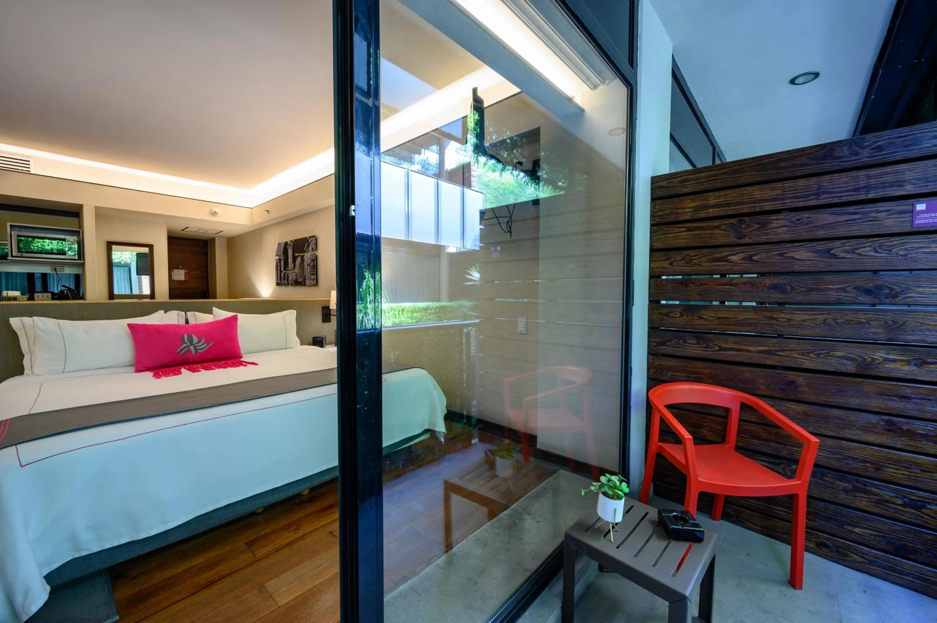 Balcony/Terrace, Bed in Las Suites Campos Eliseos