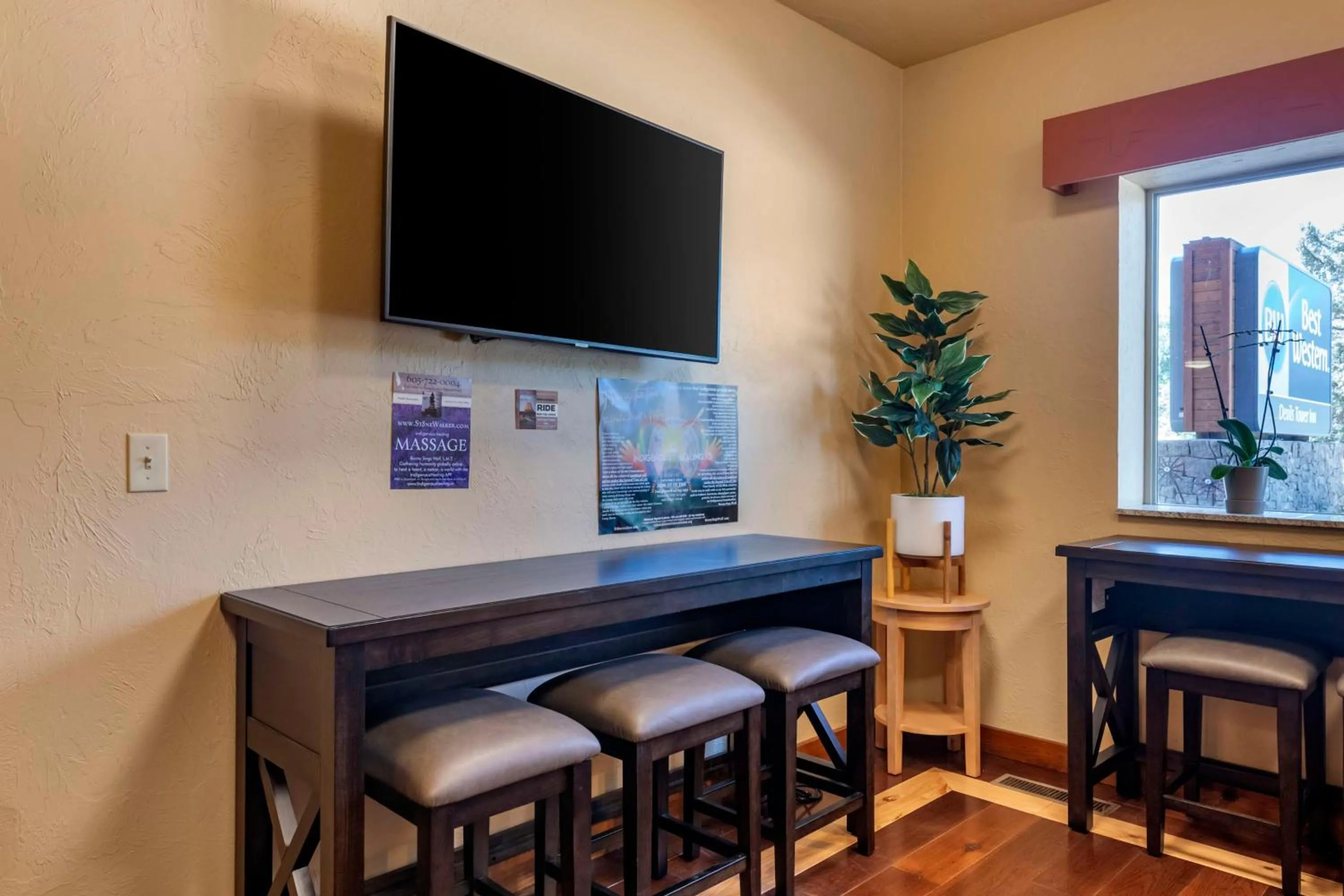 Lobby or reception in Best Western Devils Tower Inn