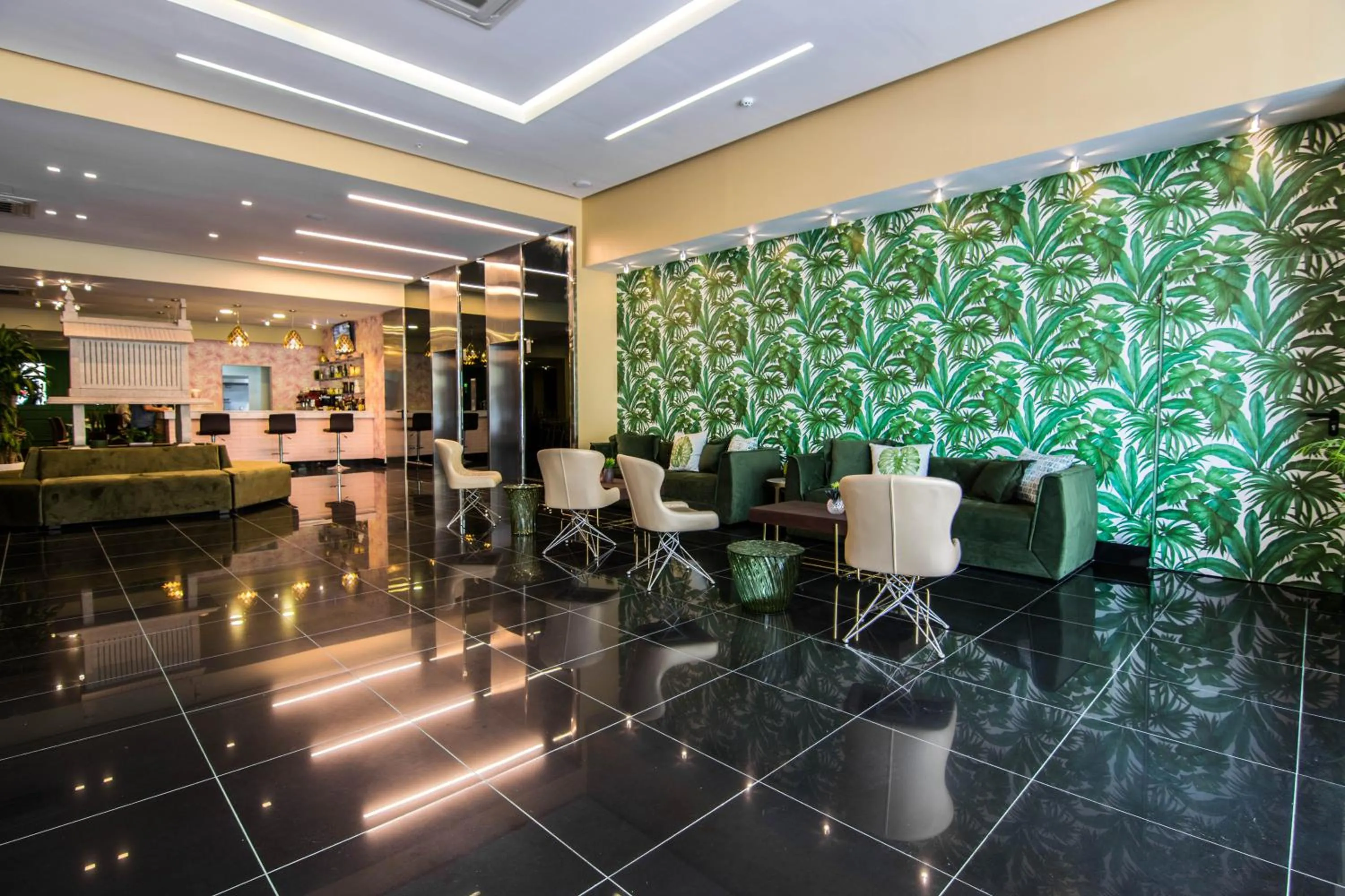 Communal lounge/ TV room in Innfiniti Hotel & Suites