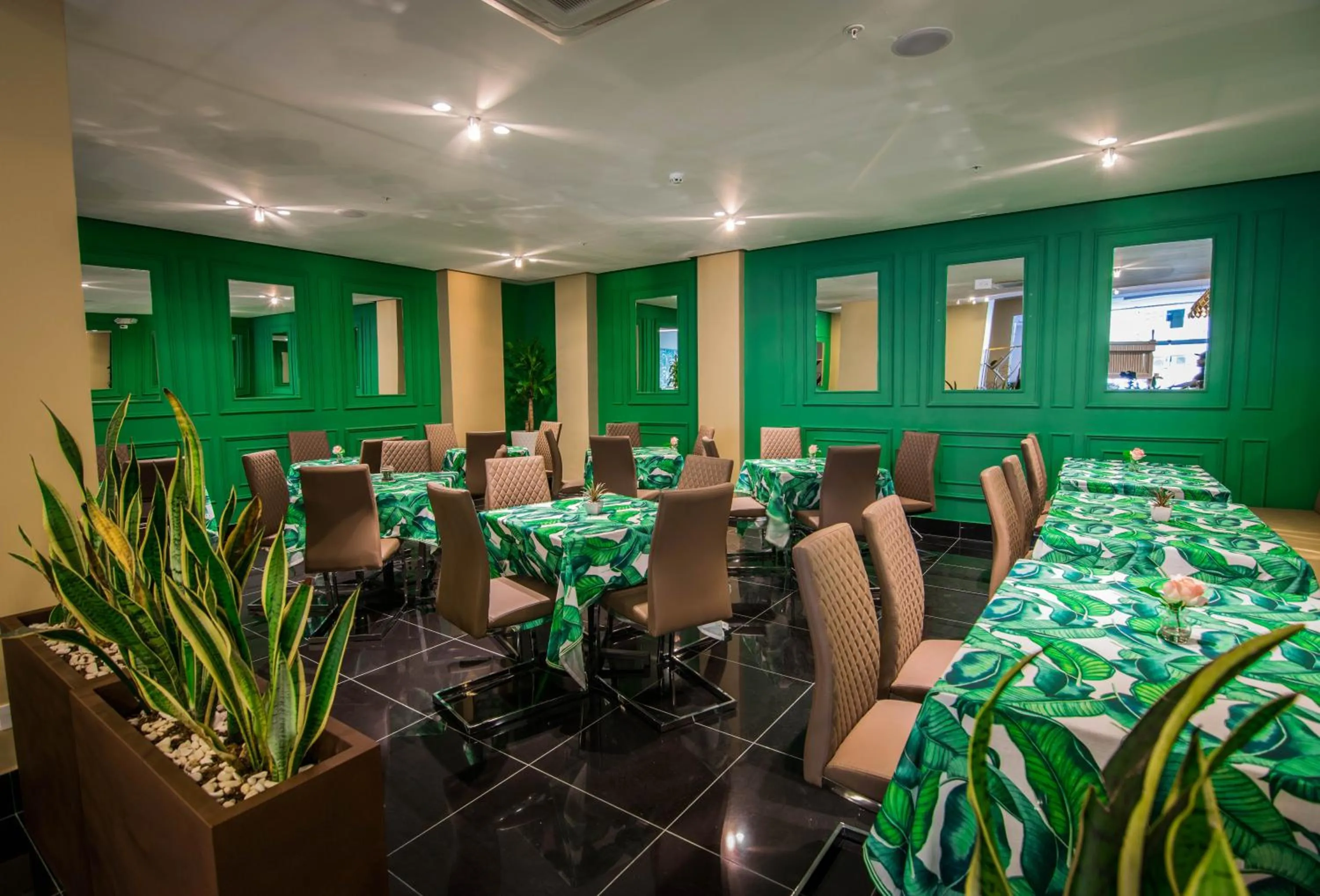 Restaurant/places to eat in Innfiniti Hotel & Suites