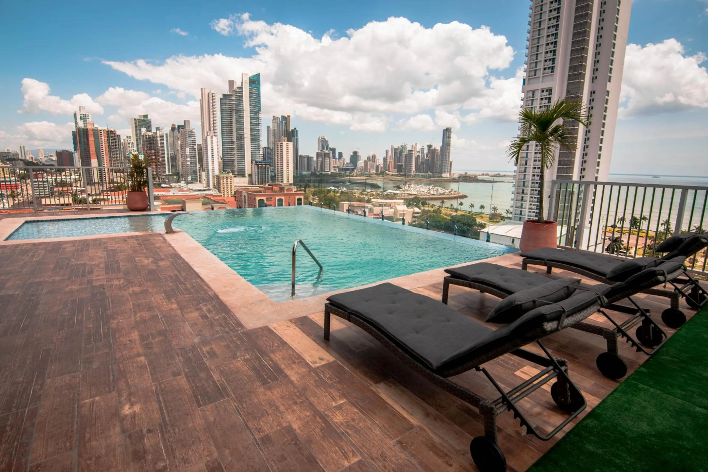 Swimming pool in Innfiniti Hotel & Suites