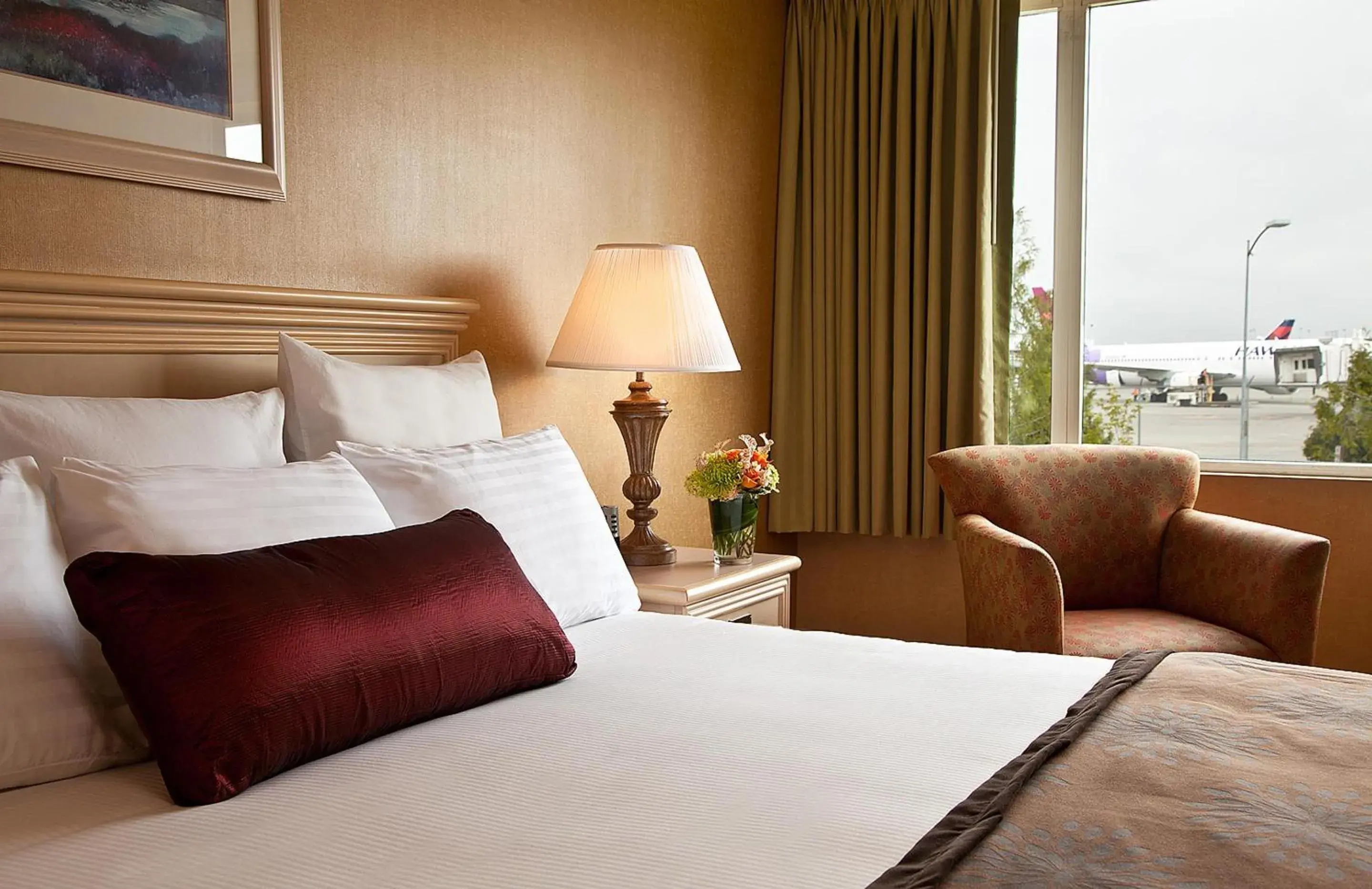 TV and multimedia, Bed in Coast Gateway Hotel TV and multimedia, Bed in Coast Gateway Hotel