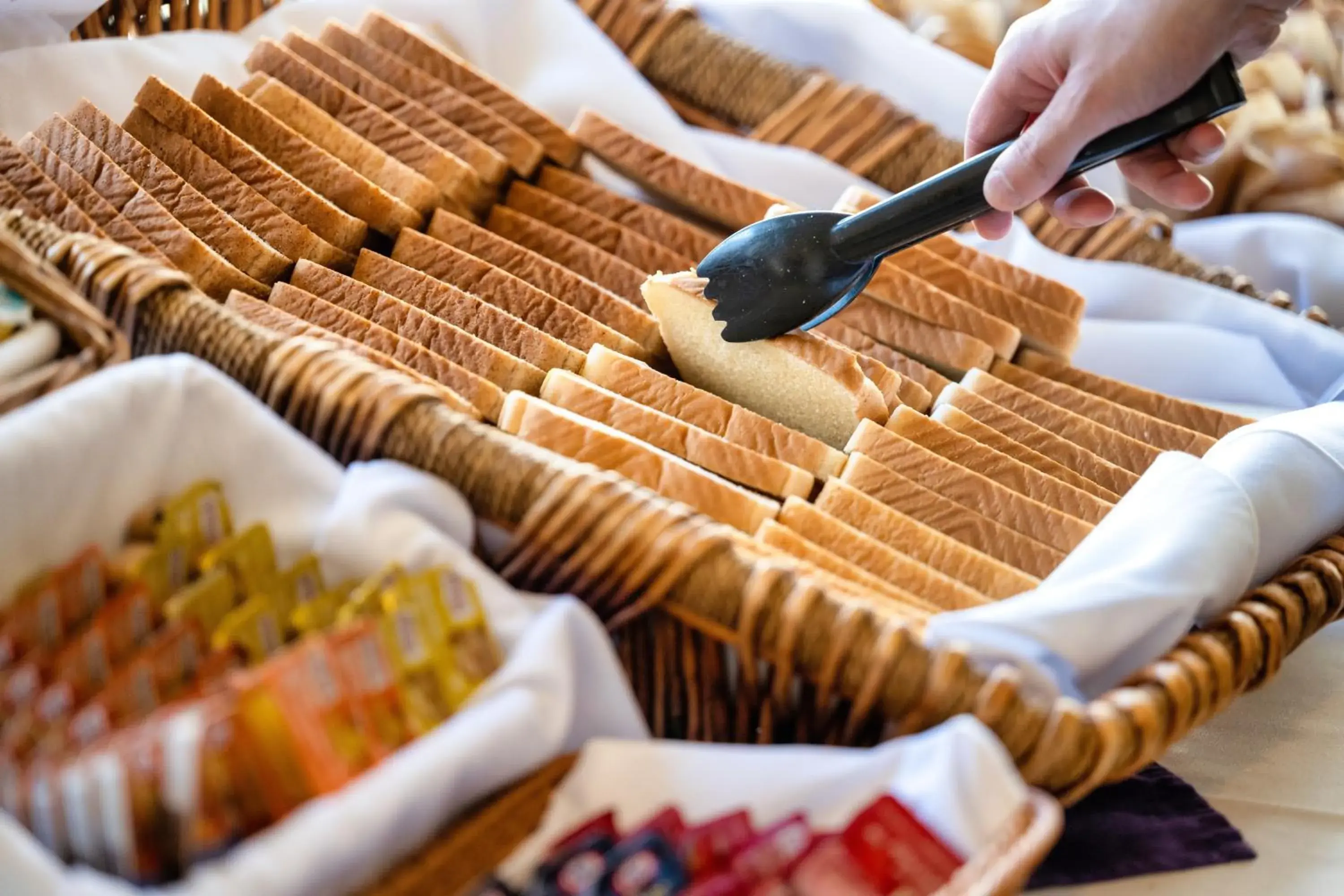 Buffet breakfast in Coast Discovery Inn Buffet breakfast in Coast Discovery Inn