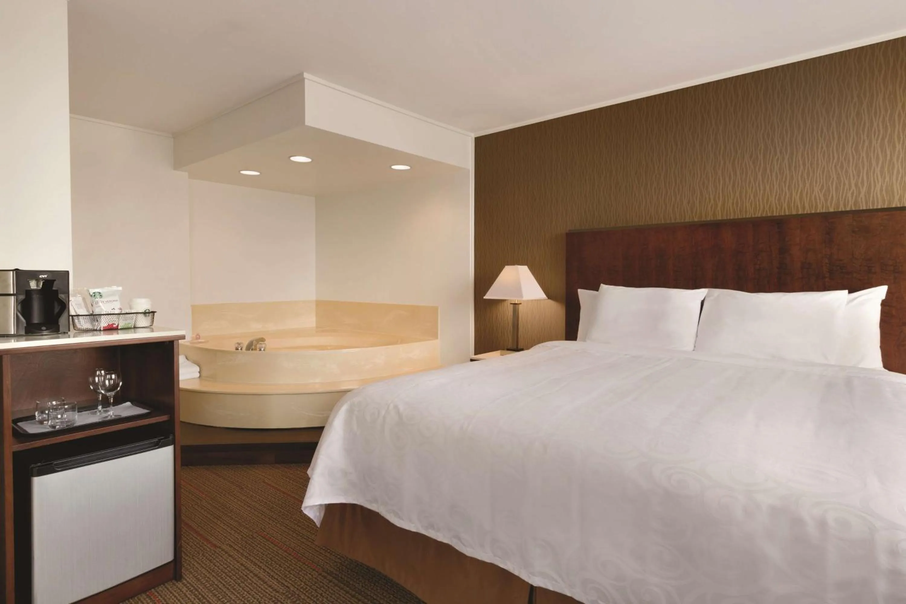 Shower, Bed in Coast Discovery Inn