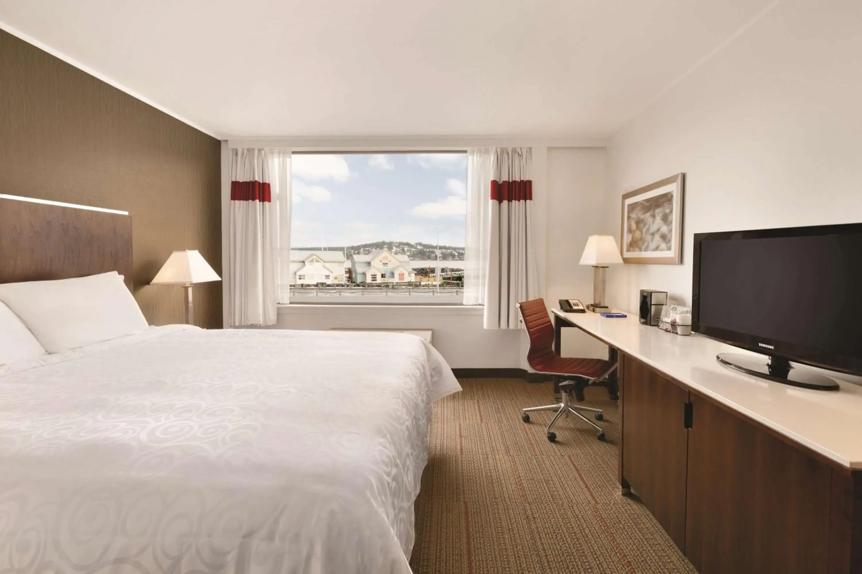 Shower, Bed in Coast Discovery Inn Shower, Bed in Coast Discovery Inn