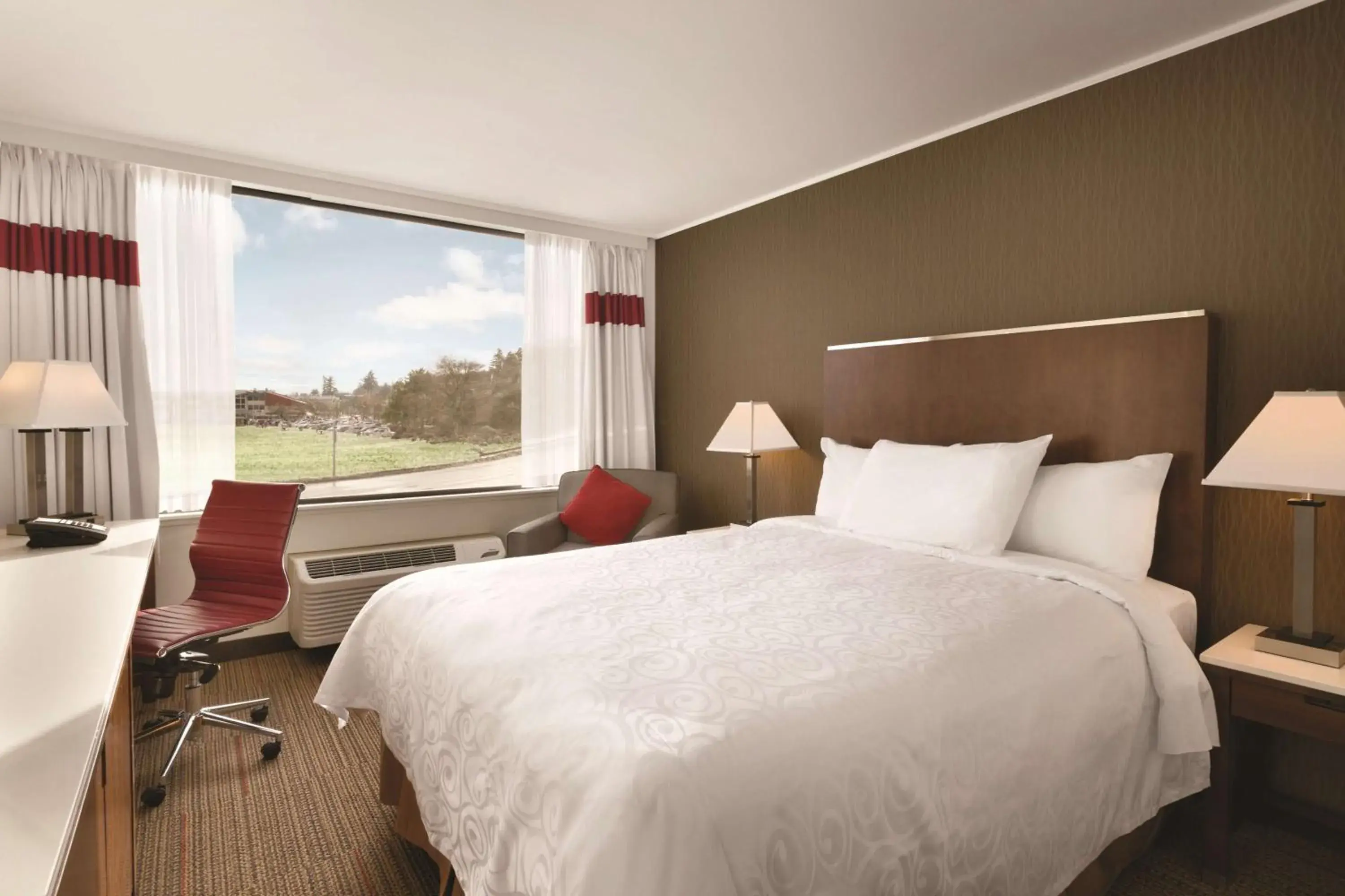 Shower, Bed in Coast Discovery Inn Shower, Bed in Coast Discovery Inn