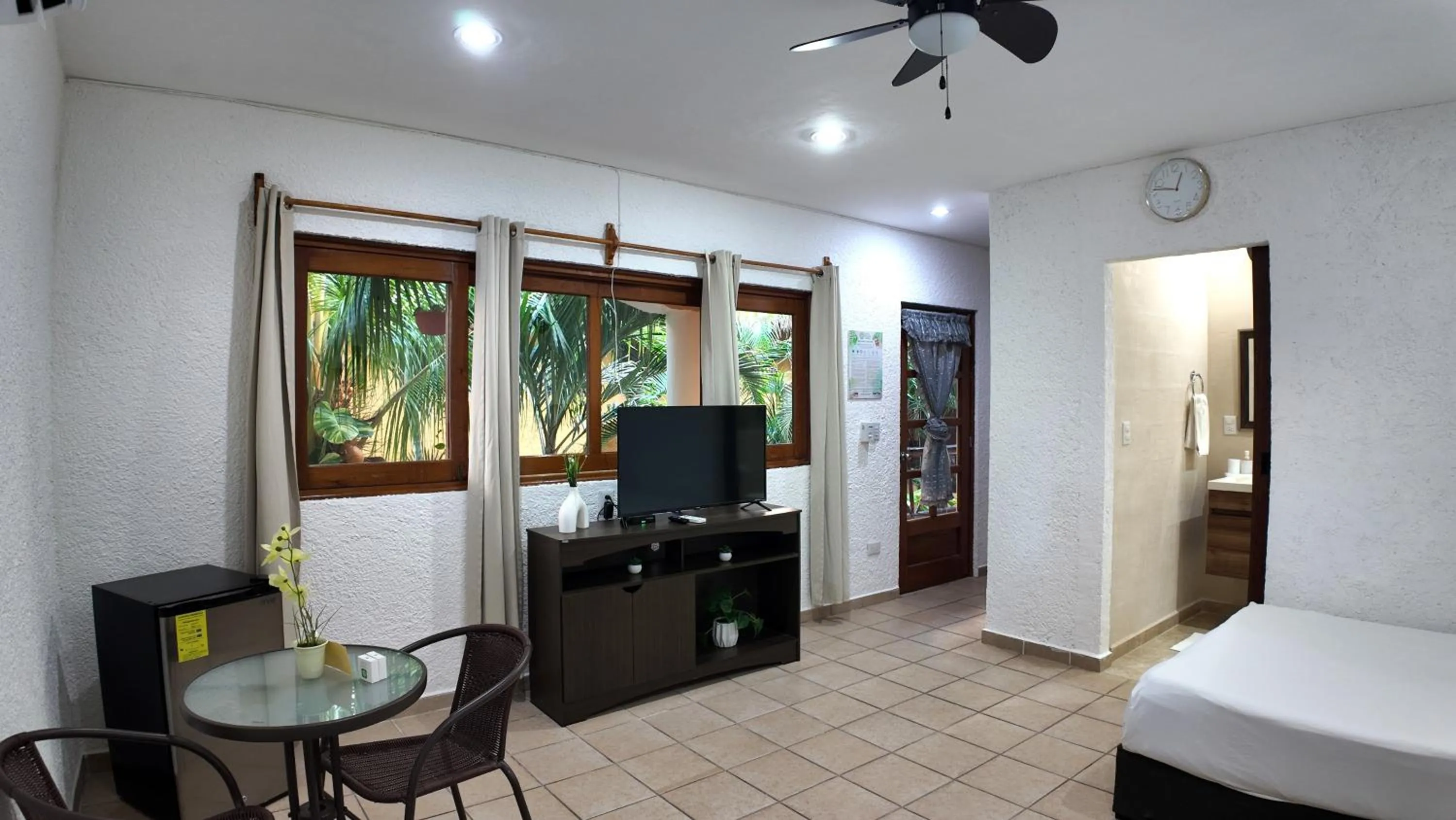 TV and multimedia, Bed in Hotel Bosque Caribe, 5th Av. zone