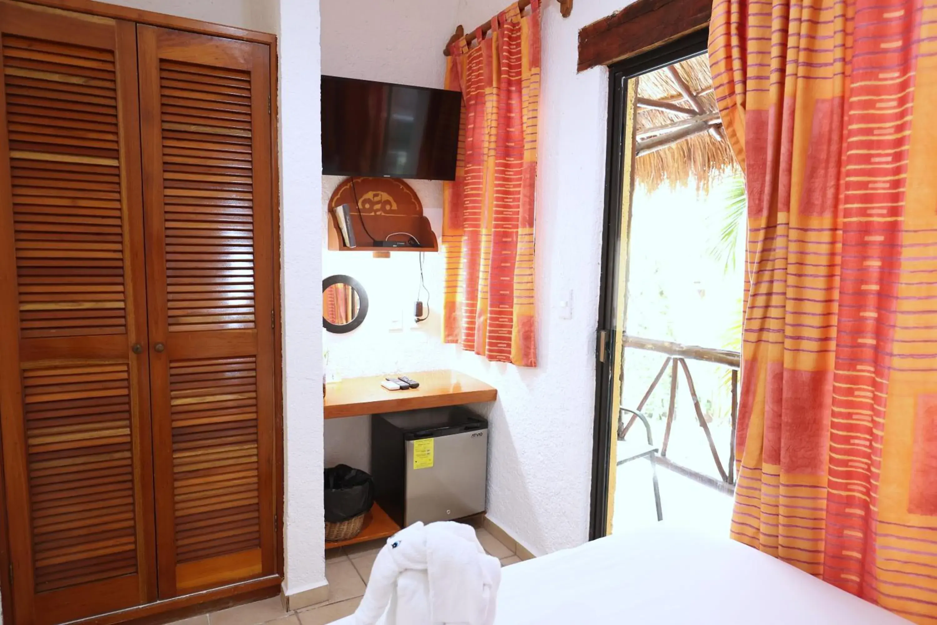 Coba Room with Balcony and Private Bathroom in Hotel Bosque Caribe, 5th Av. zone Coba Room with Balcony and Private Bathroom in Hotel Bosque Caribe, 5th Av. zone