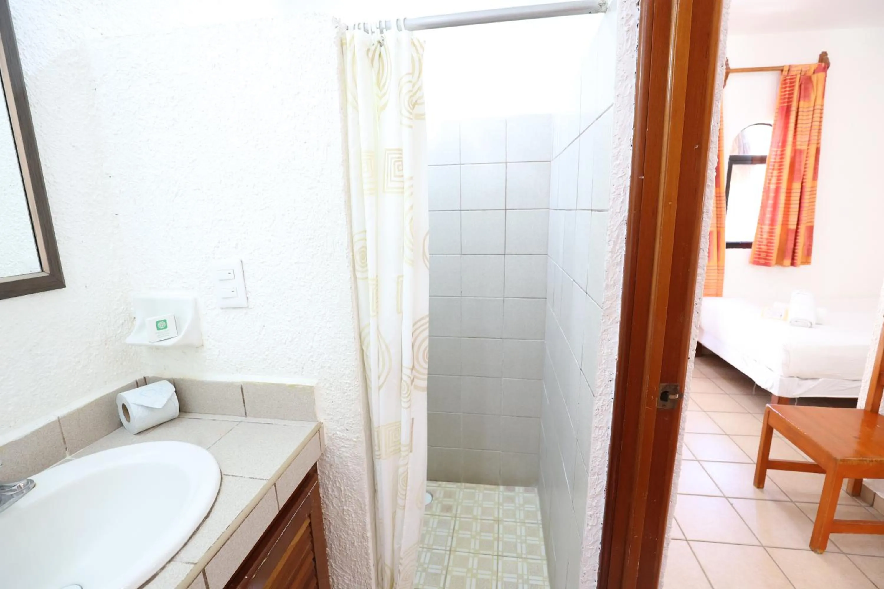 Shower in Hotel Bosque Caribe, 5th Av. zone