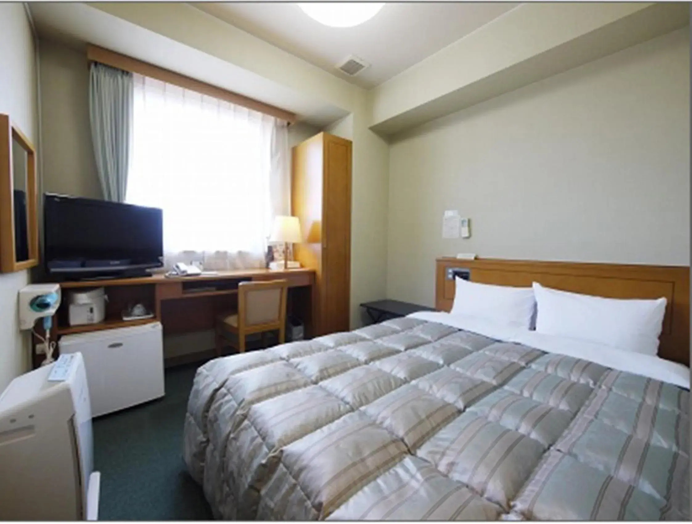 Day, Bed in Hotel Route-Inn Nagoya Higashi Betsuin Day, Bed in Hotel Route-Inn Nagoya Higashi Betsuin