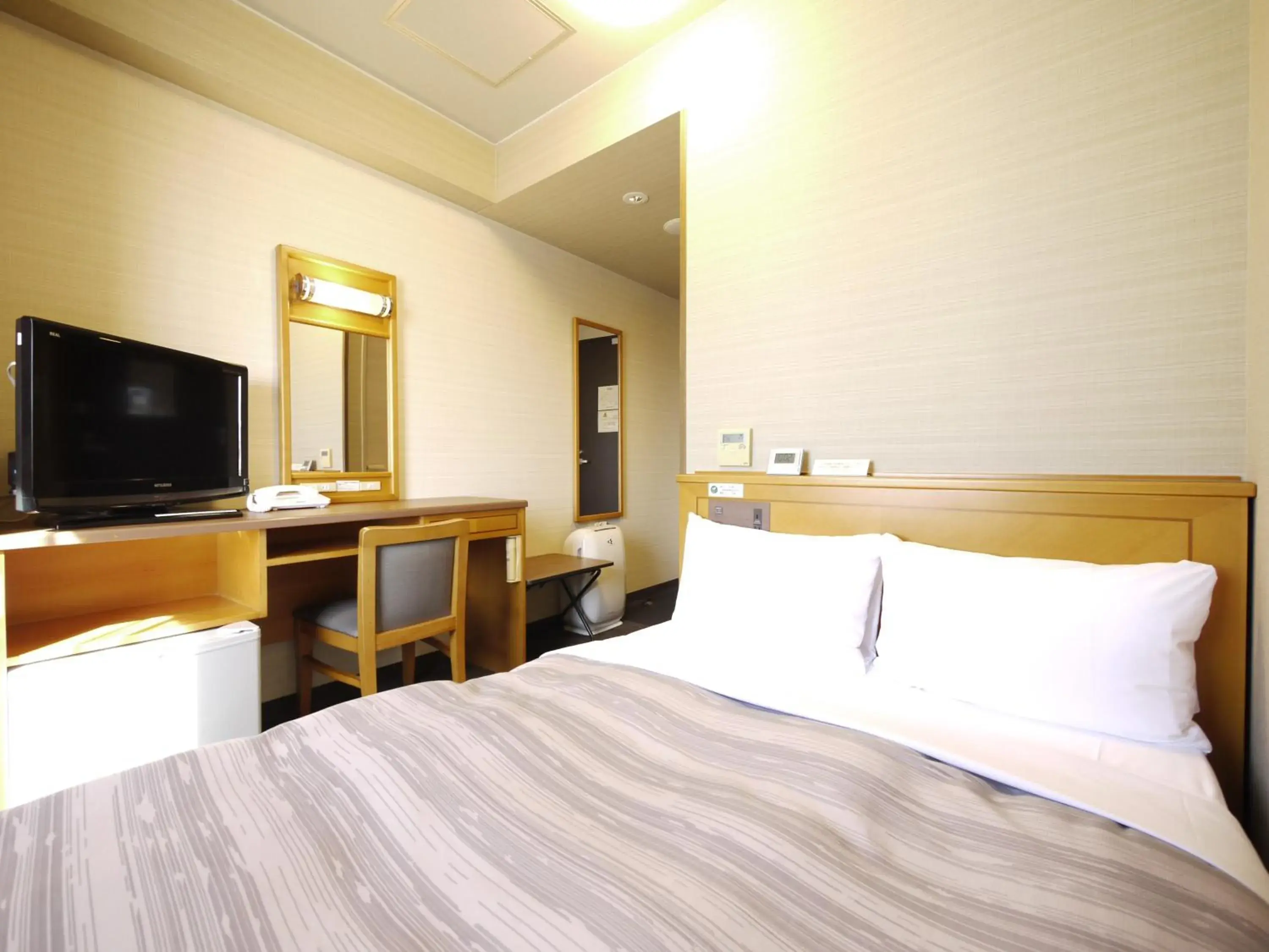 Small Double Room - Non-Smoking in Hotel Route-Inn Nagoya Higashi Betsuin Small Double Room - Non-Smoking in Hotel Route-Inn Nagoya Higashi Betsuin