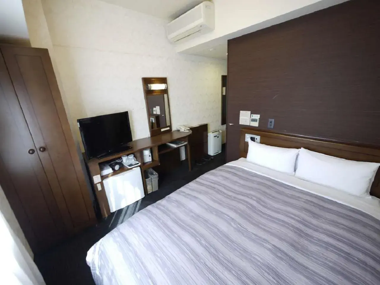 Bed in Hotel Route-Inn Yokohama Bashamichi Bed in Hotel Route-Inn Yokohama Bashamichi