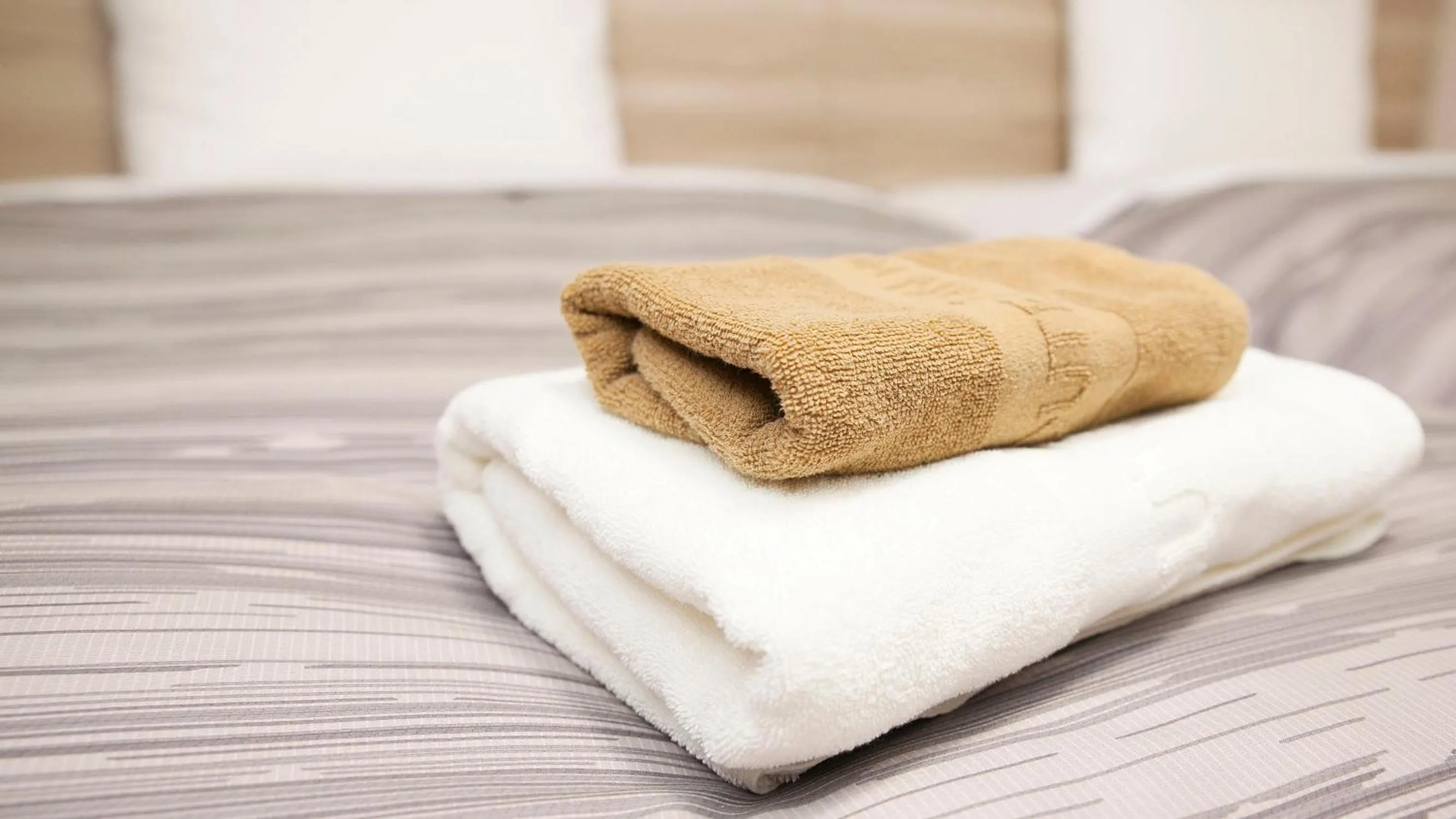 towels, Bed in Hotel Route-Inn Aomori Ekimae
