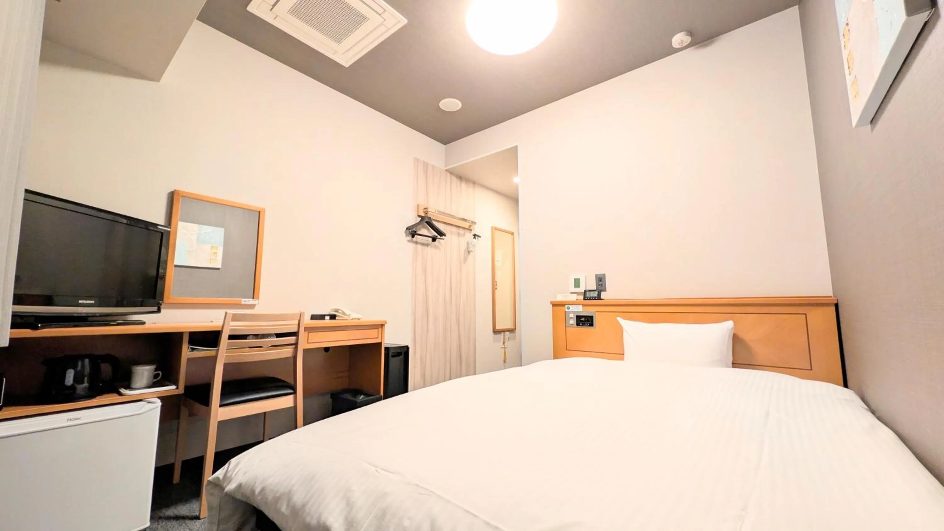 Photo of the whole room, Bed in Hotel Route-Inn Aomori Ekimae