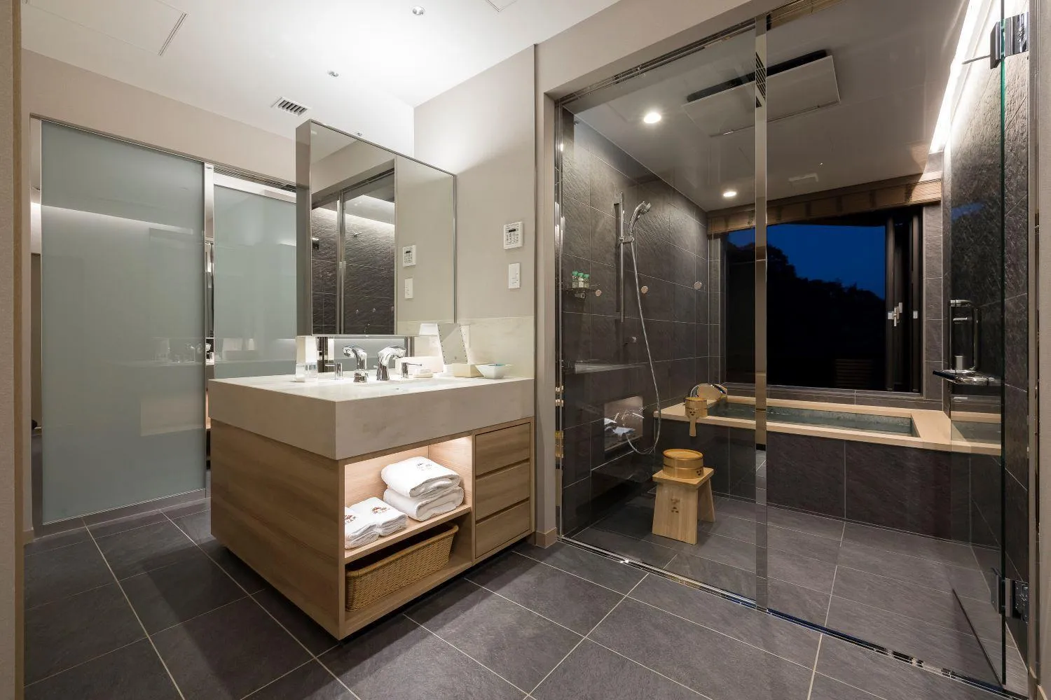 Photo of the whole room in Kinzan