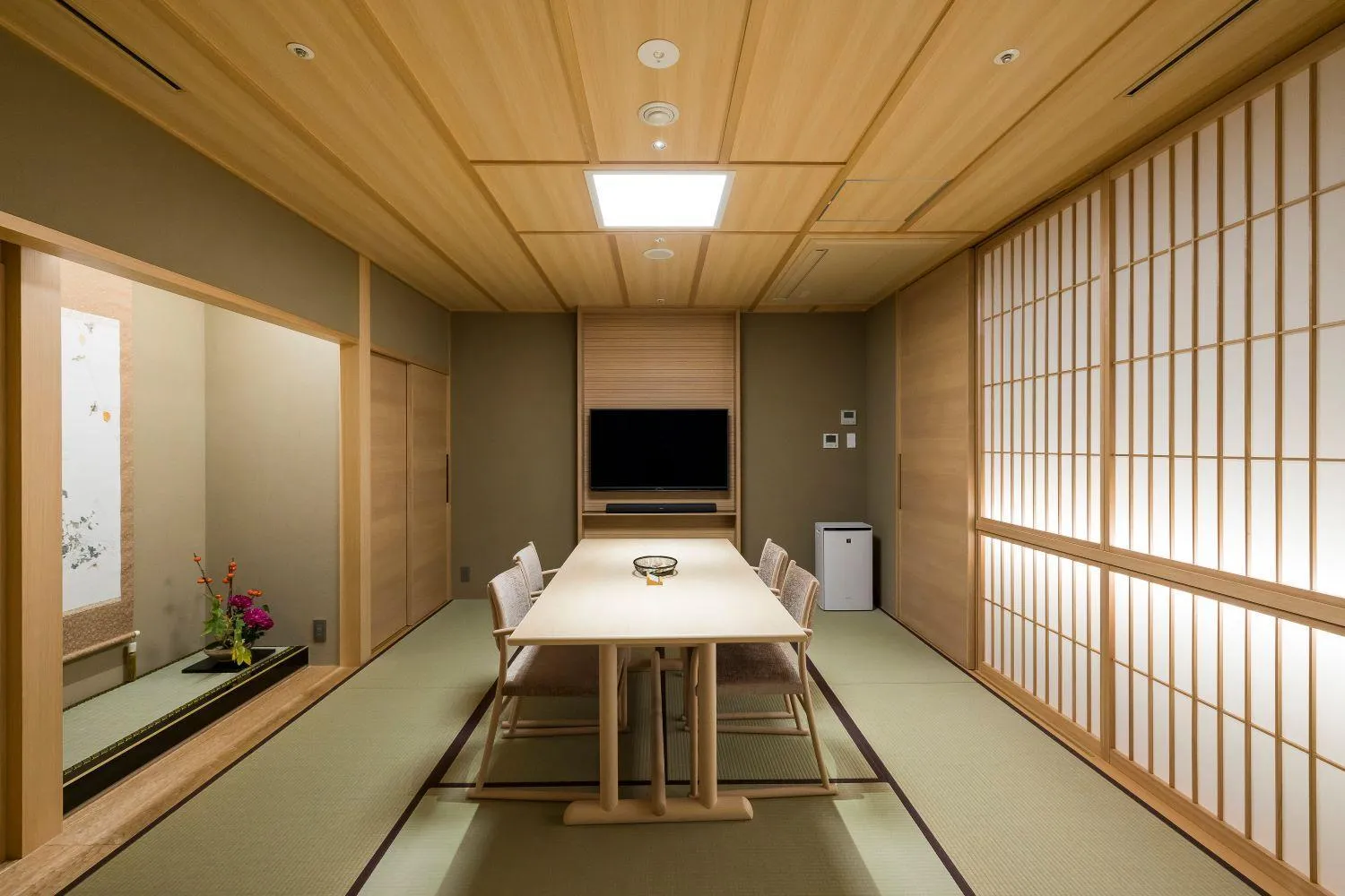 Photo of the whole room in Kinzan