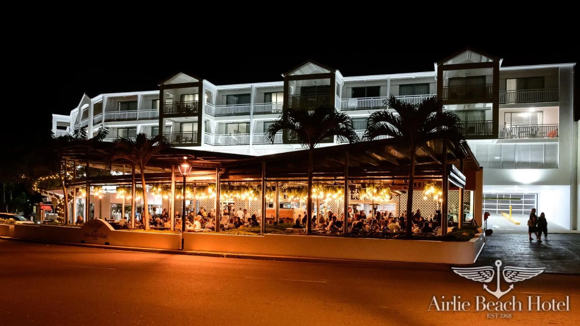 Lounge or bar in Airlie Beach Hotel