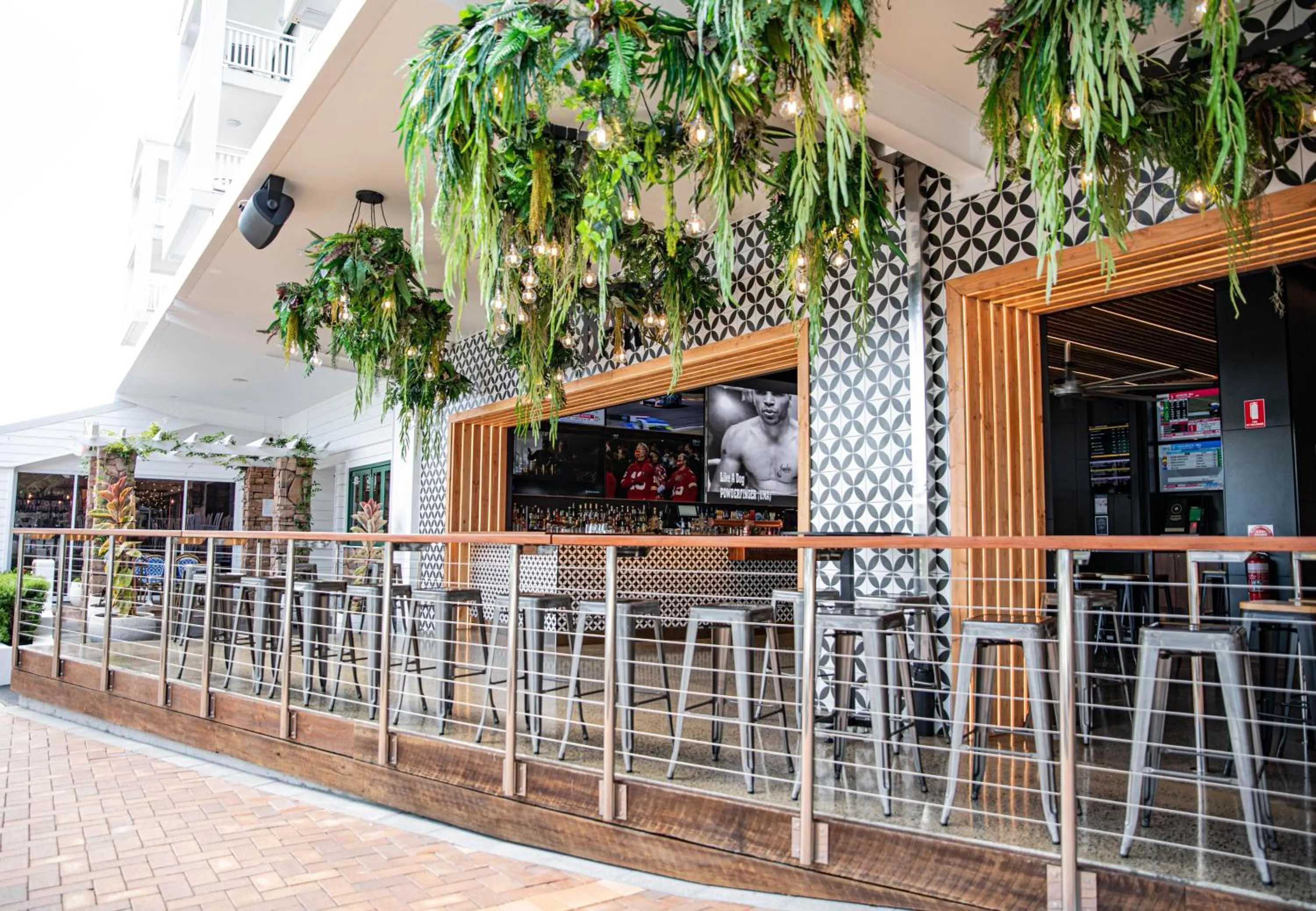 Lounge or bar in Airlie Beach Hotel