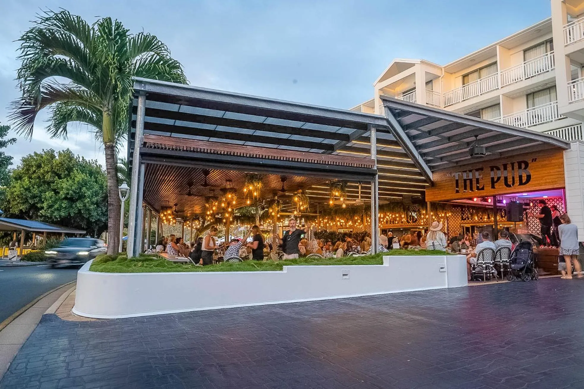 Restaurant/places to eat in Airlie Beach Hotel