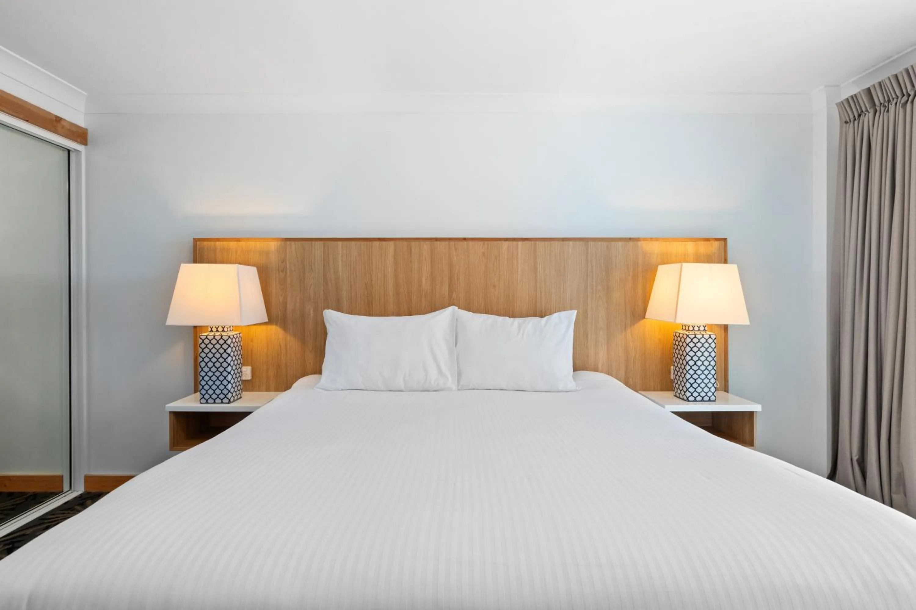 Bedroom, Bed in Airlie Beach Hotel