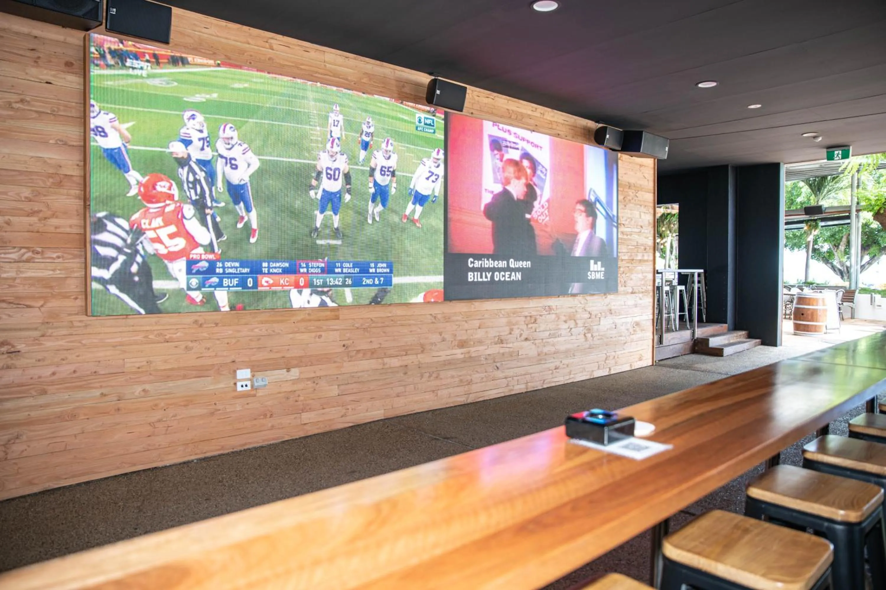 Restaurant/places to eat in Airlie Beach Hotel