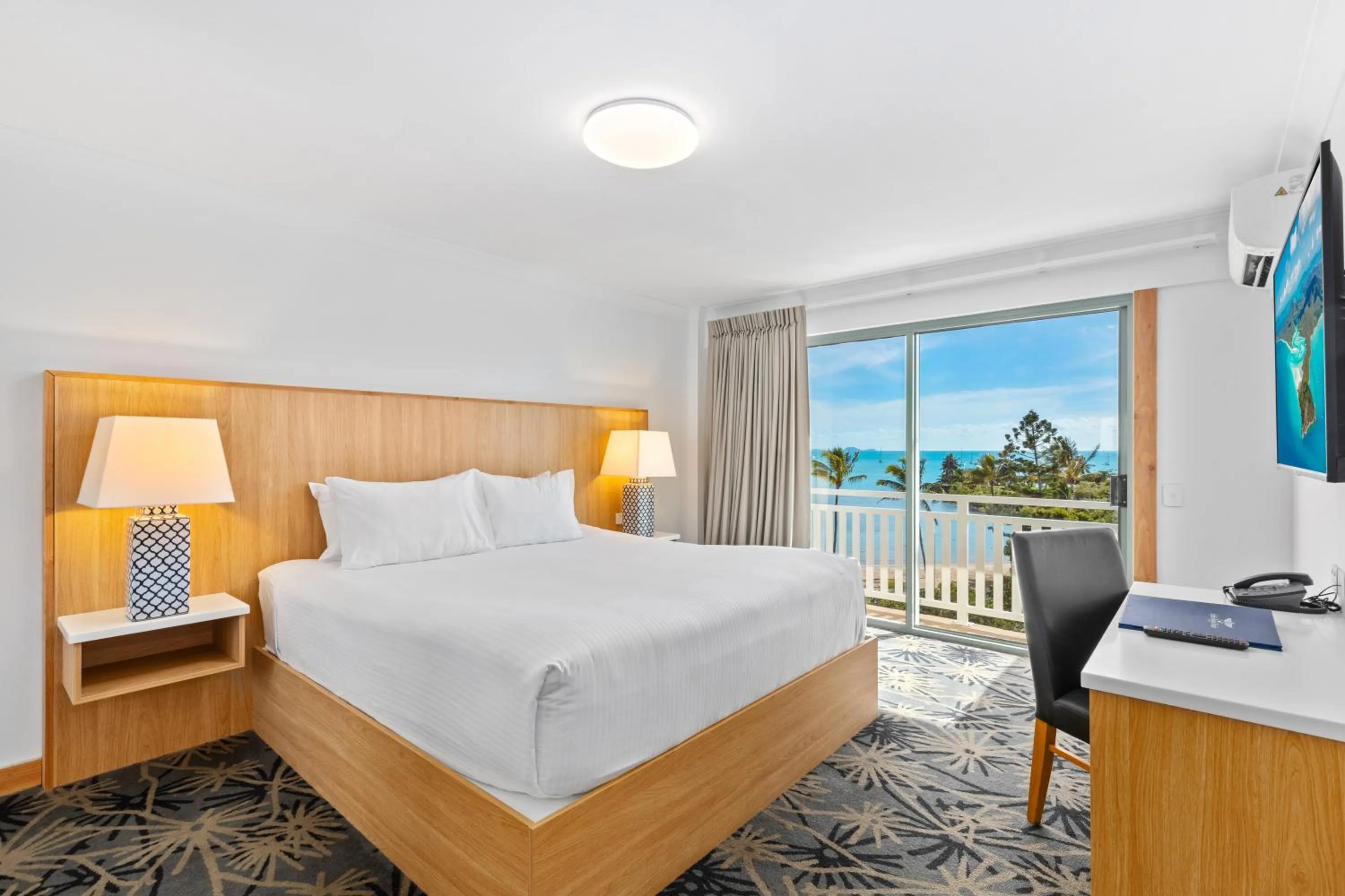 Bedroom, Bed in Airlie Beach Hotel