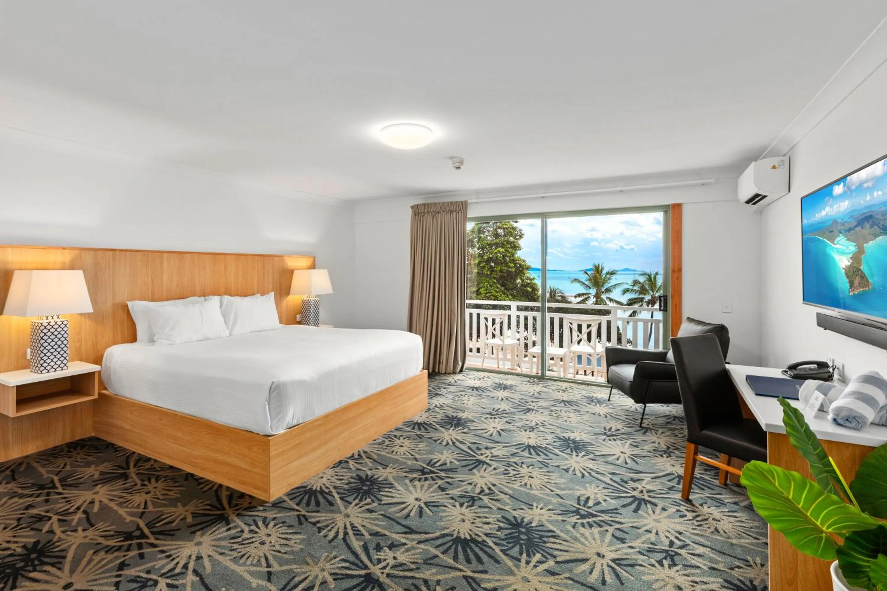 Bedroom, Bed in Airlie Beach Hotel