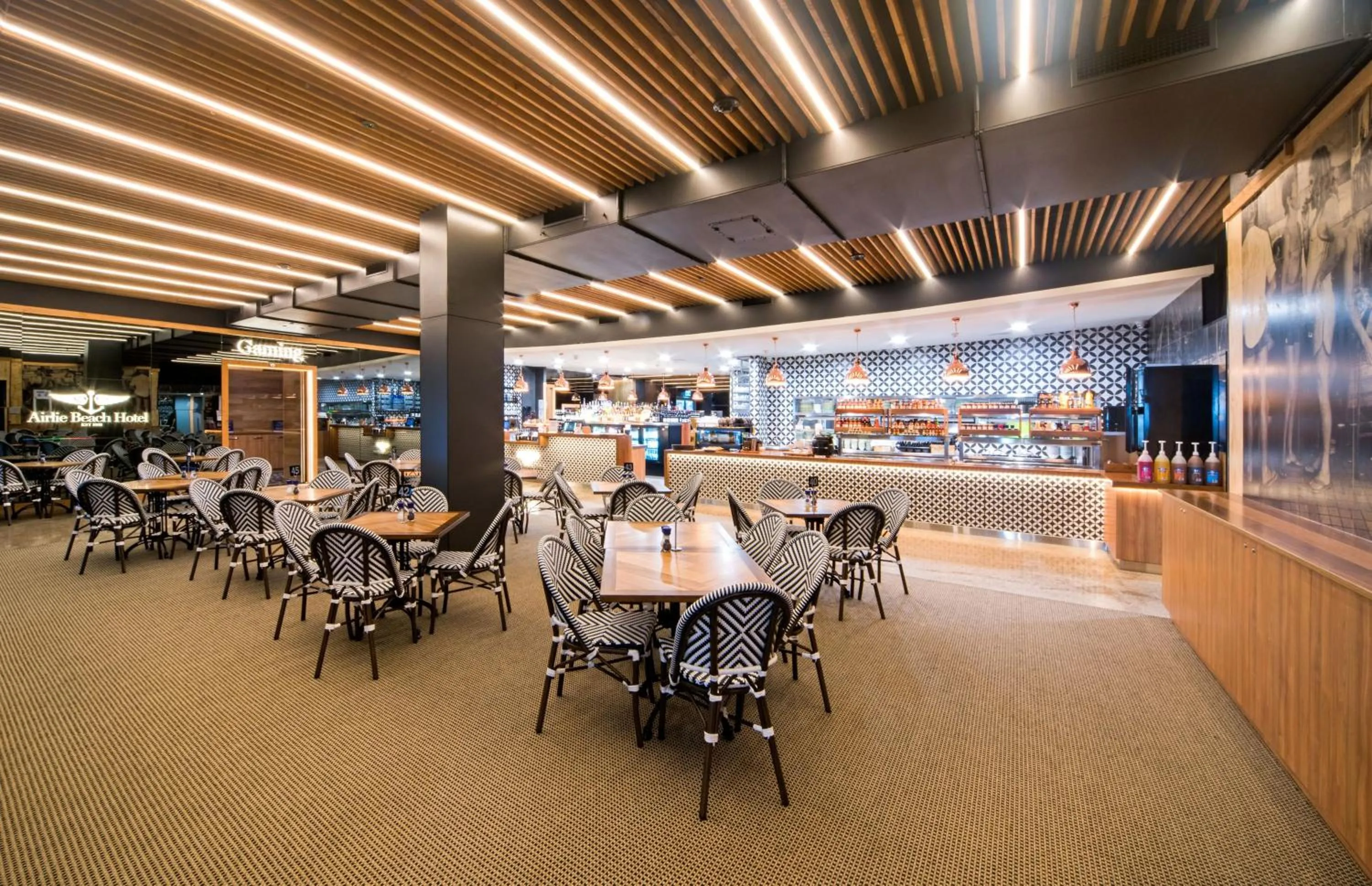 Restaurant/places to eat in Airlie Beach Hotel