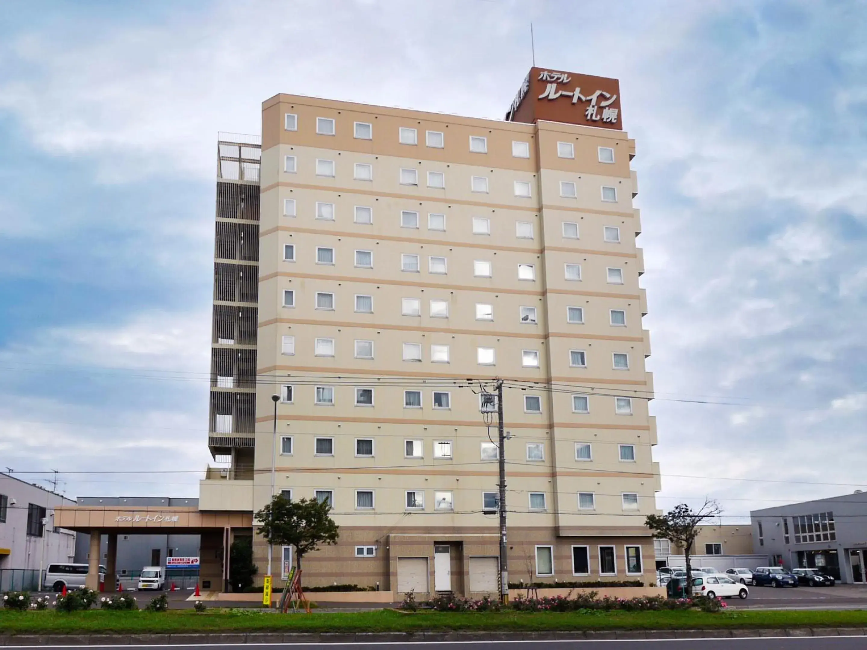 Property building in Hotel Route-Inn Sapporo Shiroishi Property building in Hotel Route-Inn Sapporo Shiroishi