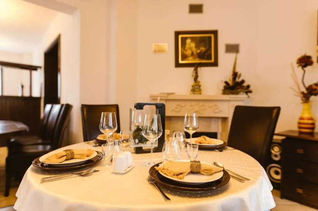 Restaurant/places to eat in Hanul Conitei