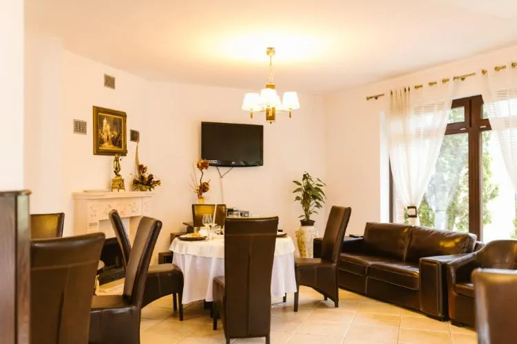 Communal lounge/ TV room in Hanul Conitei